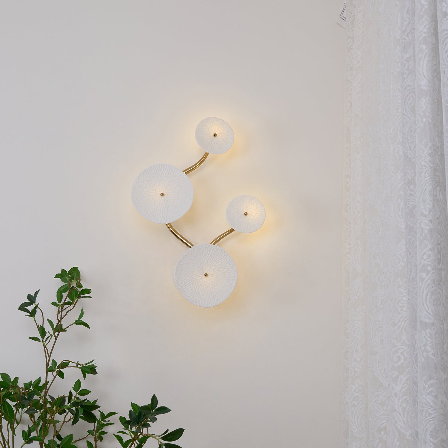 Lotus Petal Wall Lamp - Elegant Floral Night Light for Bedroom, Living Room & Nursery - Perfect for Relaxing Ambiance & Home Decor