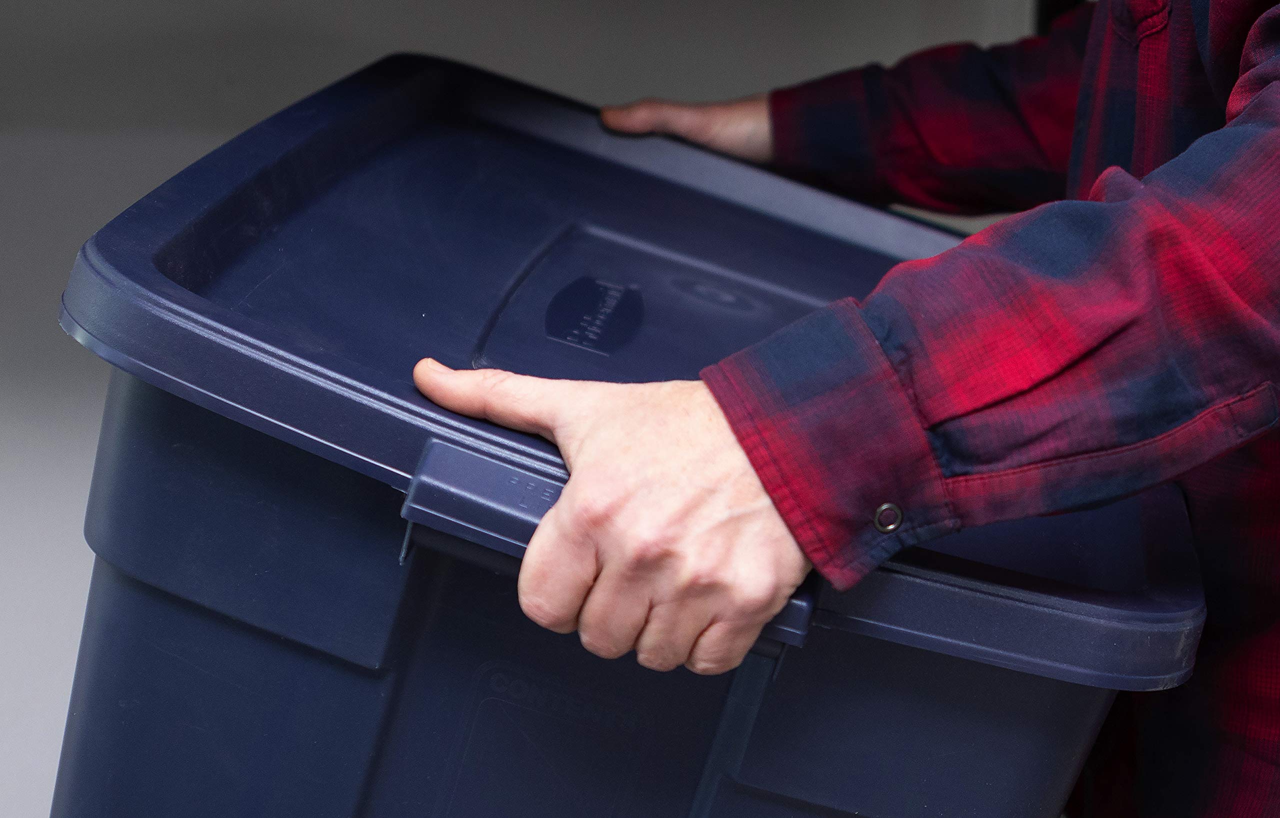 Rubbermaid Roughneck 25 Gallon Heavy-Duty Storage Totes (4-Pack) – Stackable Plastic Bins with Lids & Handles, Made in USA – Dark Indigo Metallic – Ideal for Garage Organization, Moving Supplies & Home Storage Solutions