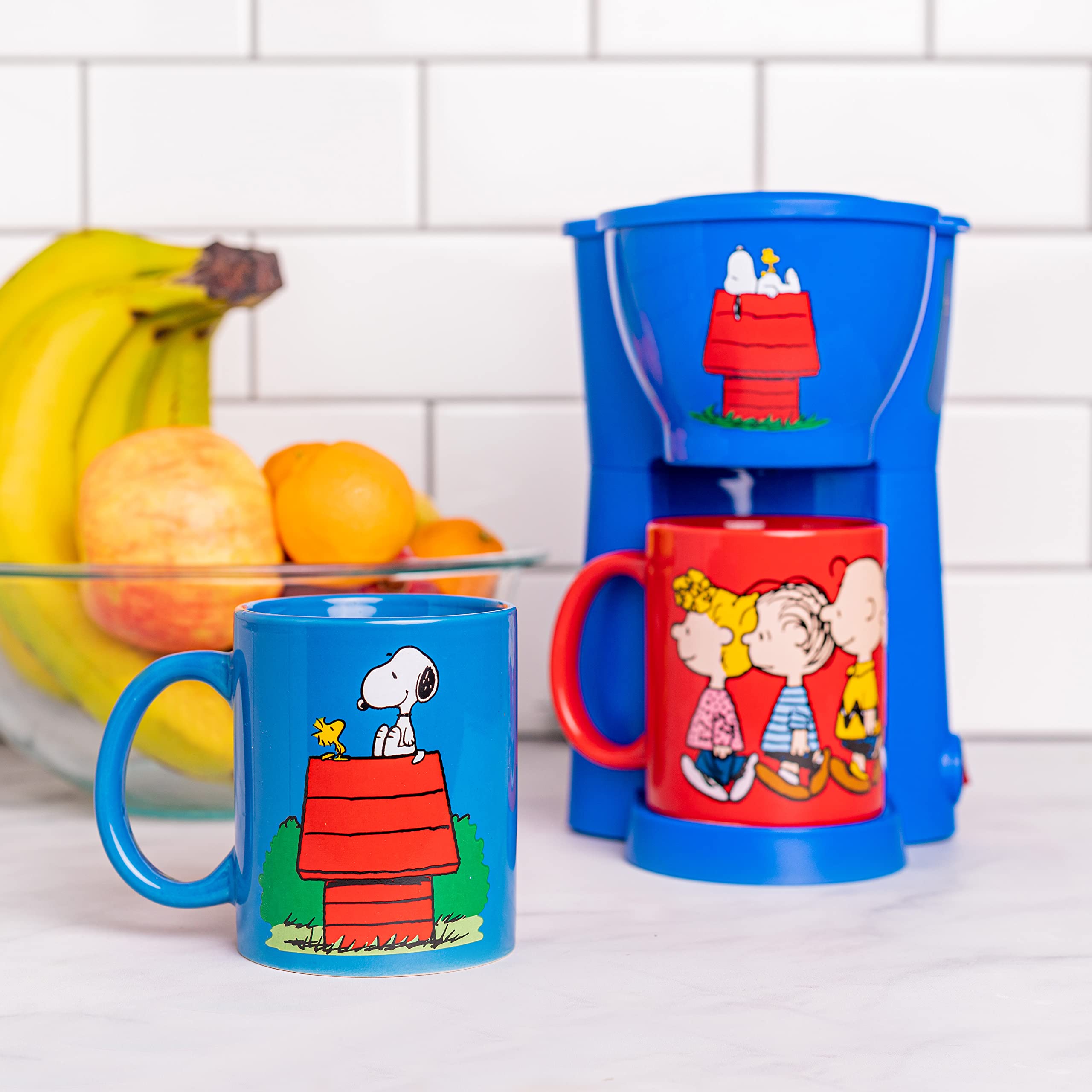 Uncanny Brands Peanuts Single Serve Coffee Maker with 2 Mugs - Perfect Gift Set for Home & Office Use | Compact Coffee Machine for Peanuts Fans