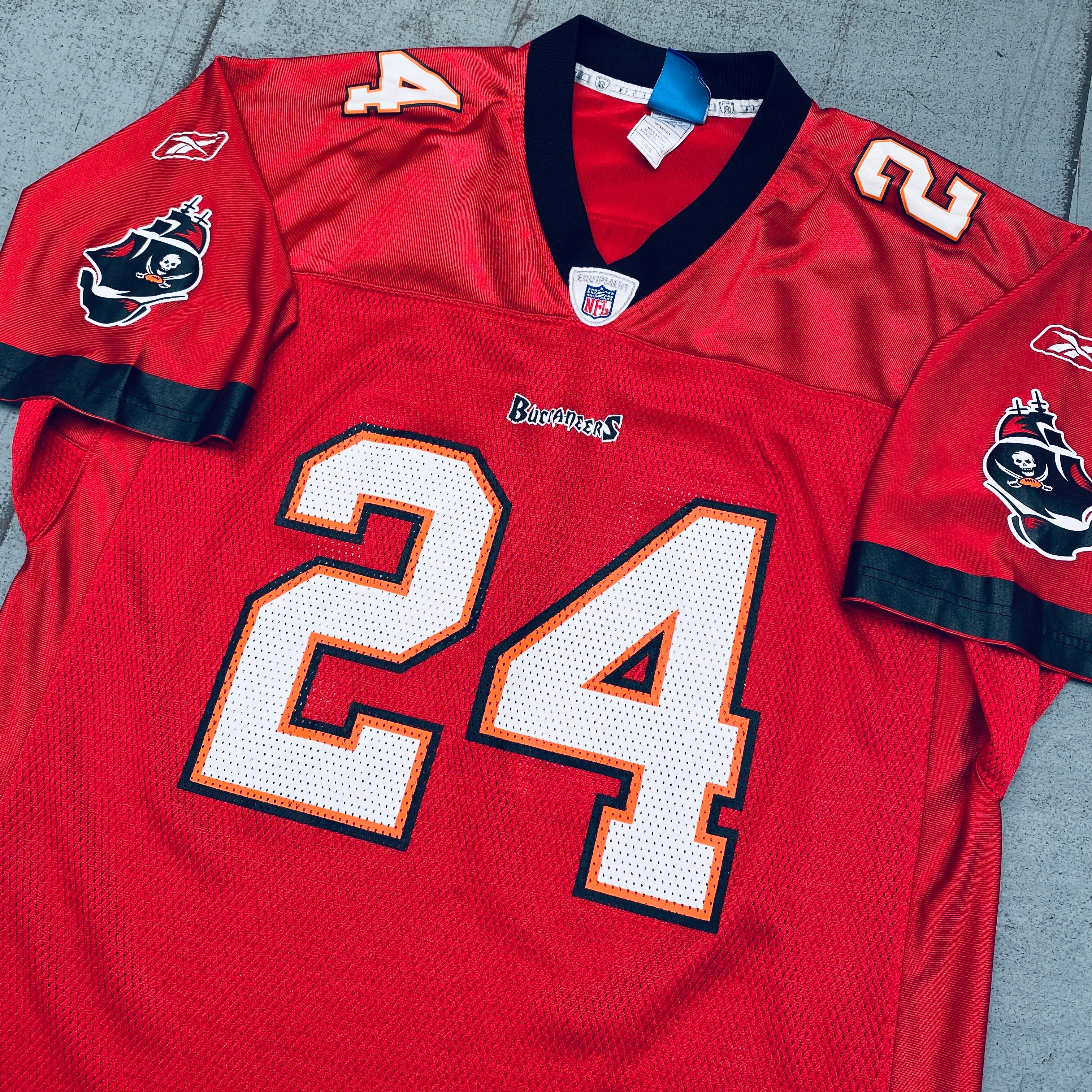 2005/06 Tampa Bay Buccaneers Cadillac Williams Rookie Jersey (Large) - Perfect for NFL Fan Collections & Game Day Outfits