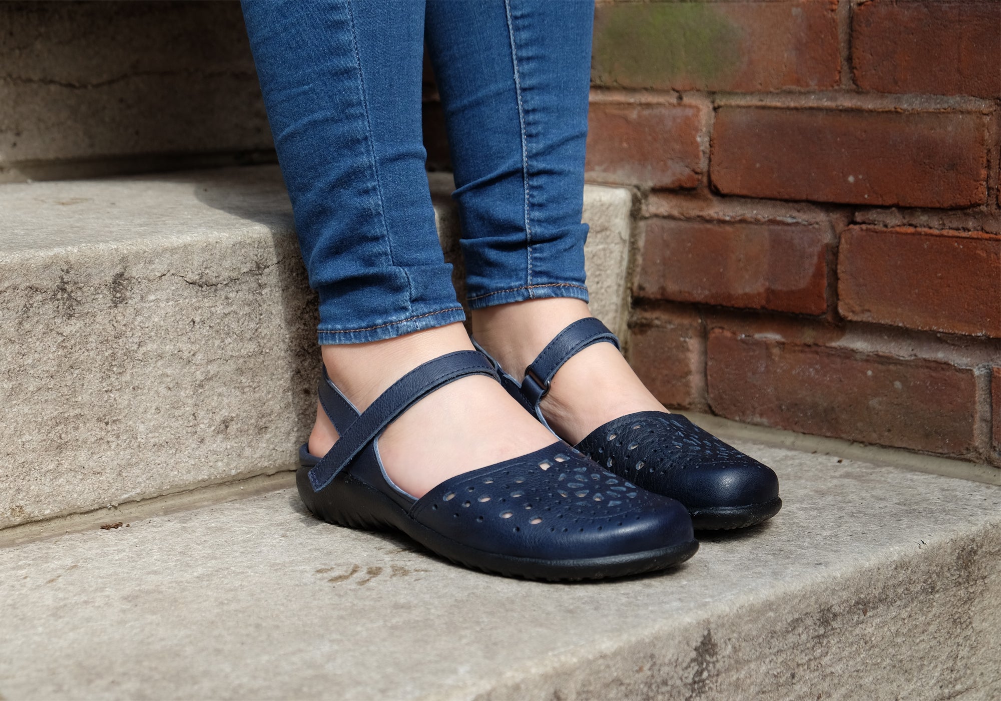 Naot Arataki Women's Orthopedic Leather Flat Sandals - Comfortable Closed-Toe Shoes for Plantar Fasciitis & Arch Support - Perfect for Work, Travel & Everyday Wear