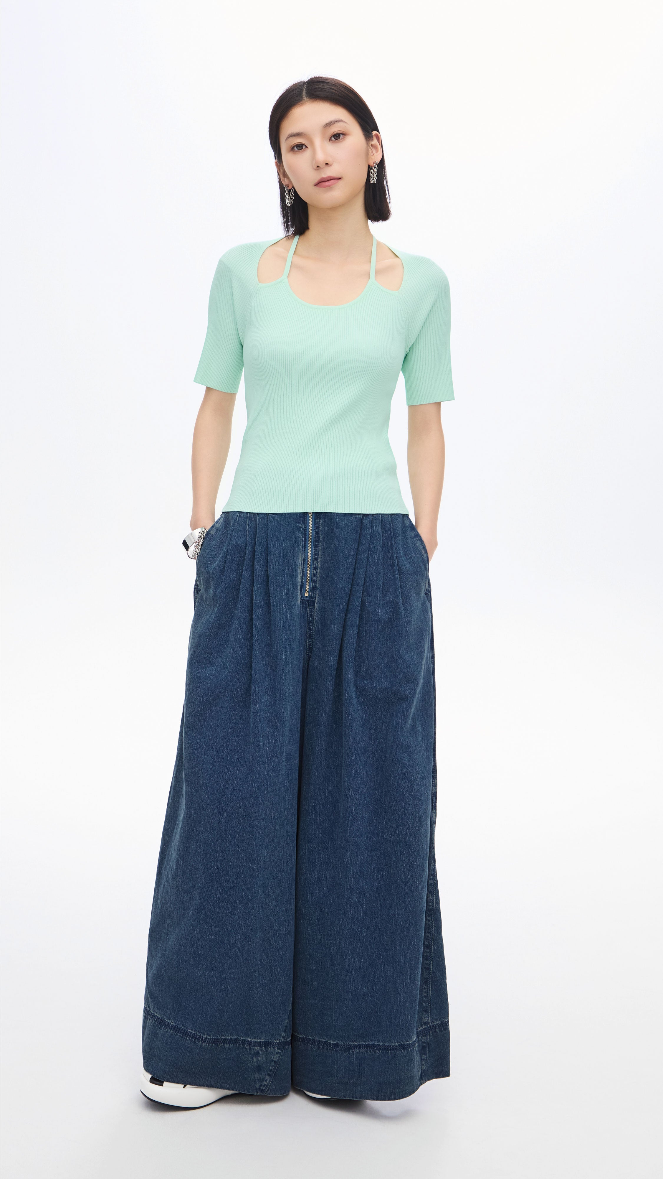 Elegant Halter Neckline Top for Women - Stylish Summer Blouse, Casual & Party Wear - Perfect for Beach, Date Night & Outdoor Events