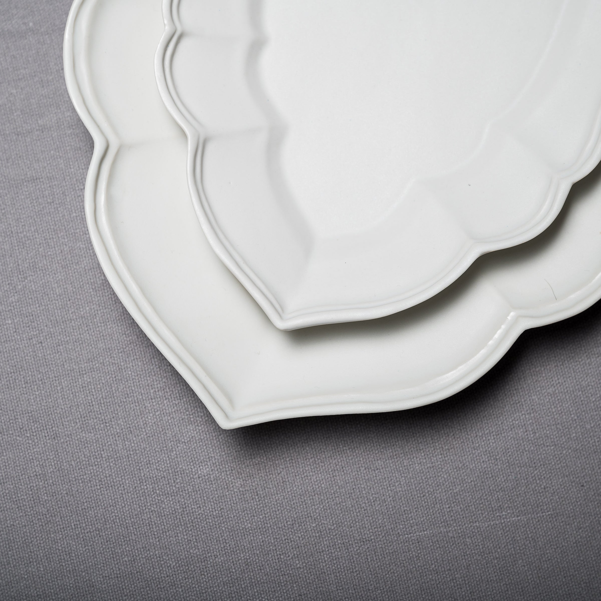 Handmade USUKIYAKI Ryoka Oval Ceramic Plate - Japanese Artisan Dinnerware Set (2 Sizes) for Sushi, Desserts & Home Decor