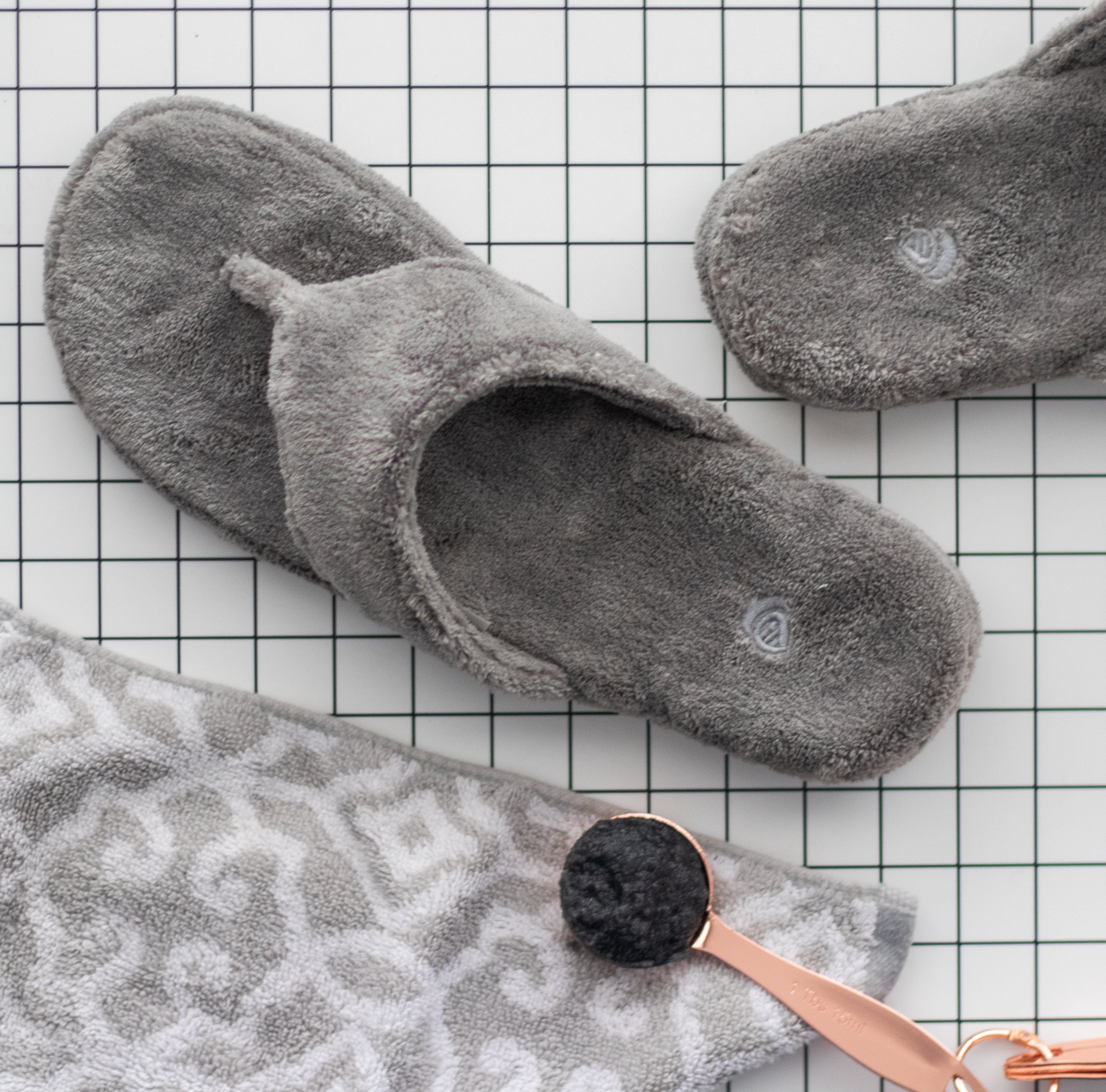 Comfortable Women's Spa Flip Flop Slippers - Soft Memory Foam Sandals for Relaxation at Home, Beach & Poolside Use