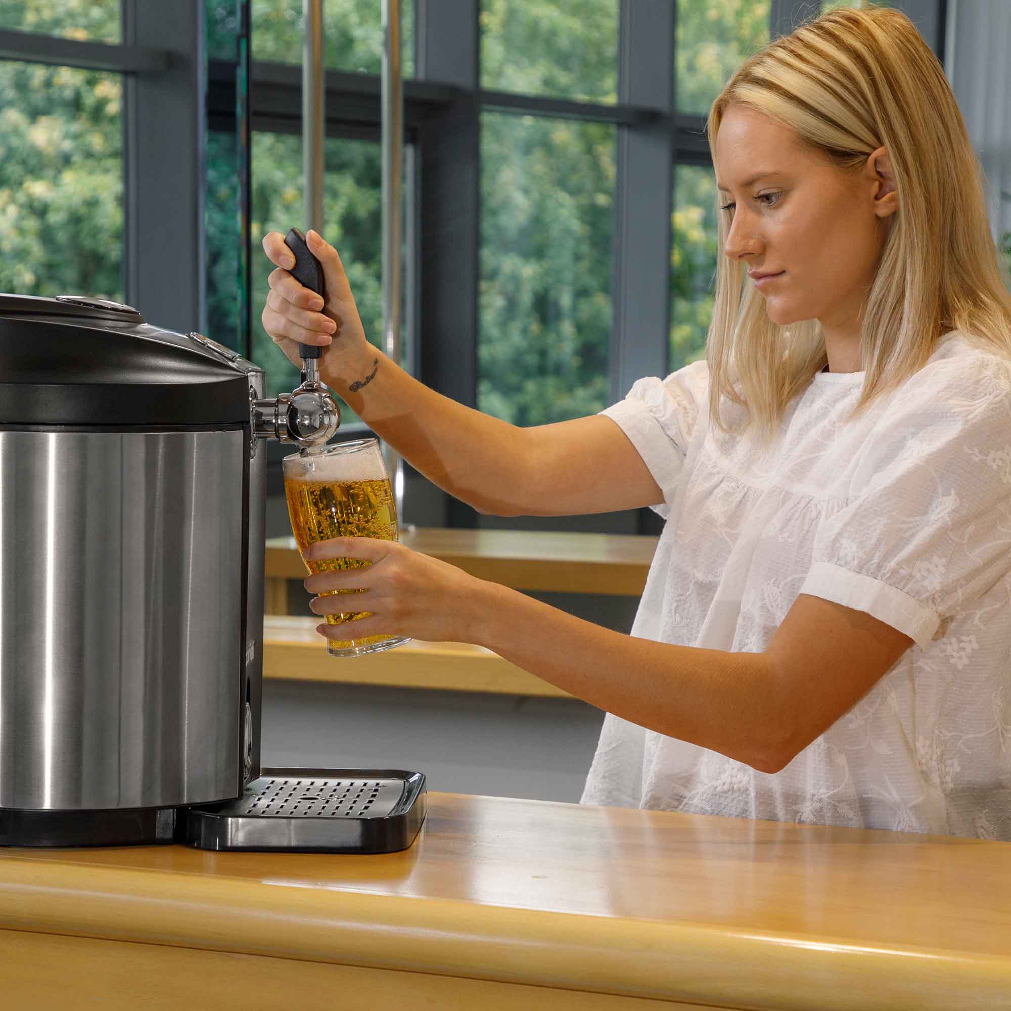 Baridi 5L Beer Keg Dispenser Tap with Built-in Cooling System - Portable Draft Beer Dispenser for Home, Parties, and Outdoor Events - Perfect for Kegerators and Home Brewing Enthusiasts