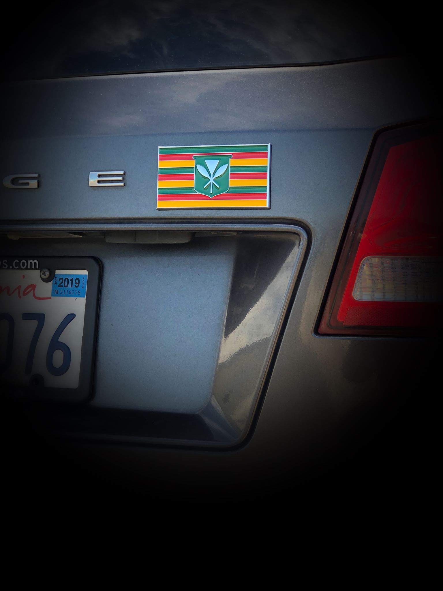 Hawaiian Flag Car Emblem - Chrome Plated Kanaka Maoli Flag Badge with Strong Adhesive Back (Peel & Stick) - Perfect for Car Decoration, Truck Accessories & Hawaiian Pride Display