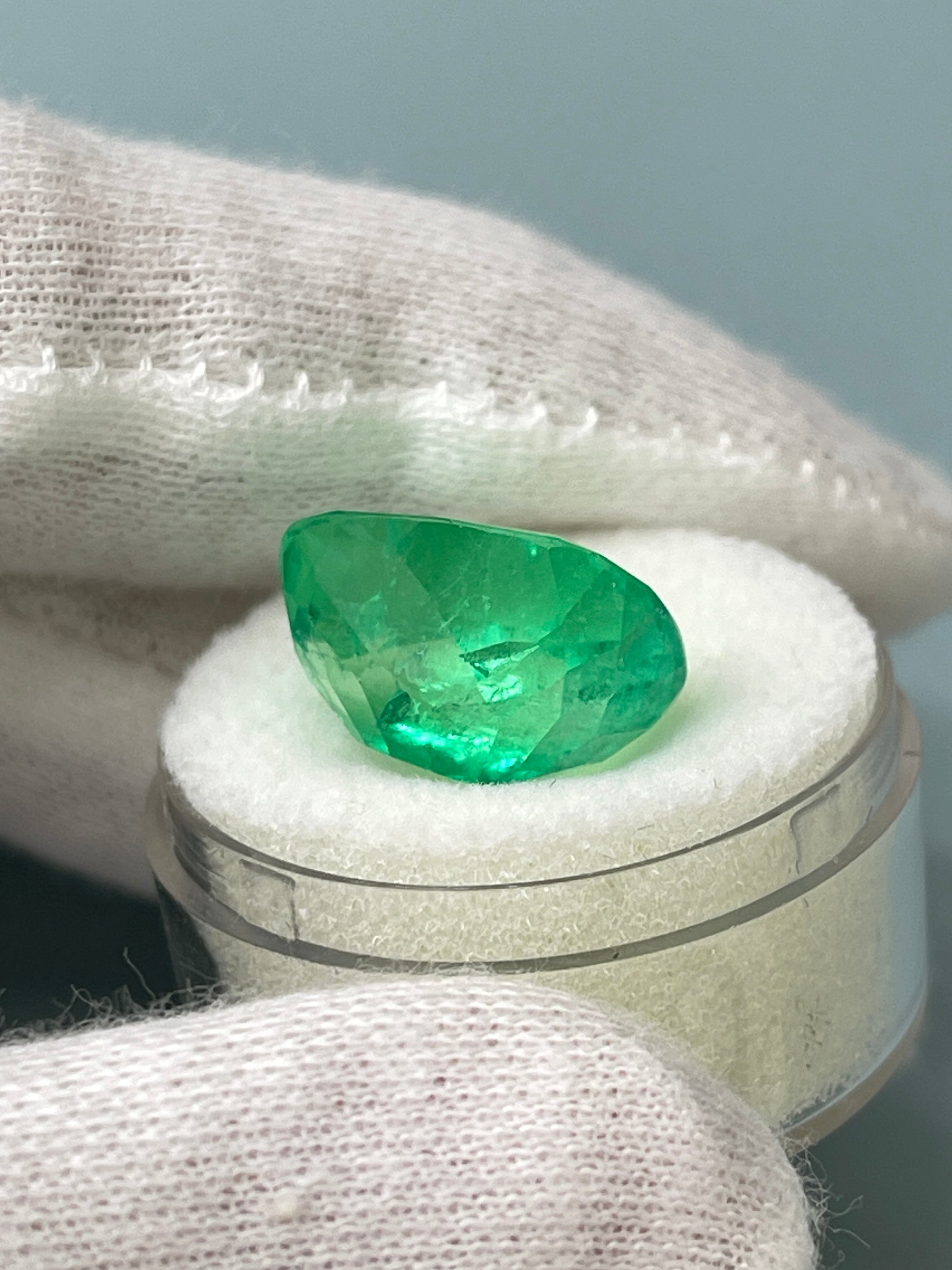 11.50 Carat Natural Muzo Colombian Emerald - 15.5x13mm Cushion Cut Yellowish Green Gemstone for Jewelry Making & Luxury Gifts
