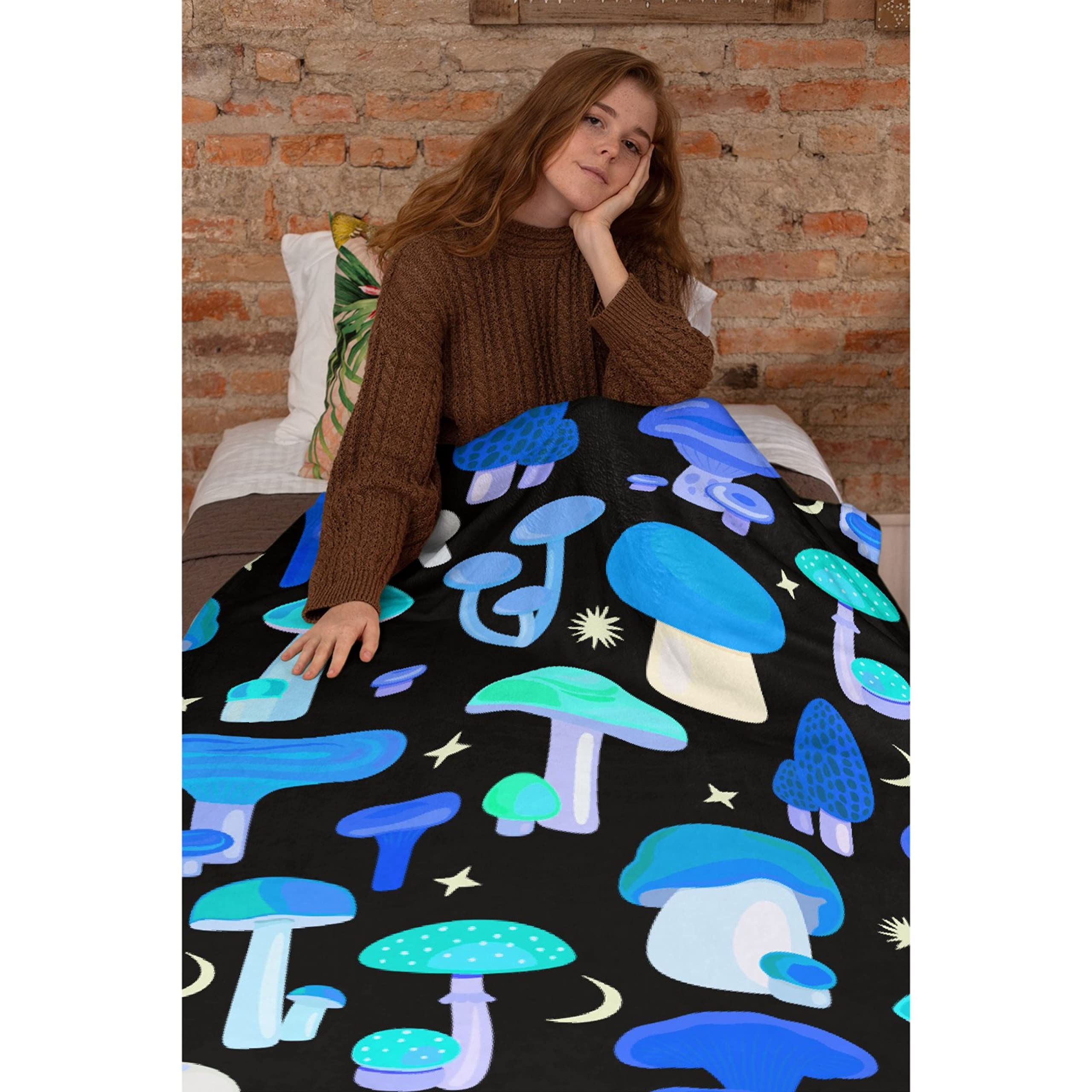 Psychedelic Mushroom Print Flannel Fleece Throw Blanket - Ultra Soft Lightweight Cozy Blanket for Couch, Sofa & Bed | All-Season XL 90x120 Inch Plush Blanket Gift for Adults & Family | Perfect for Camping, Movie Nights & Home Decor