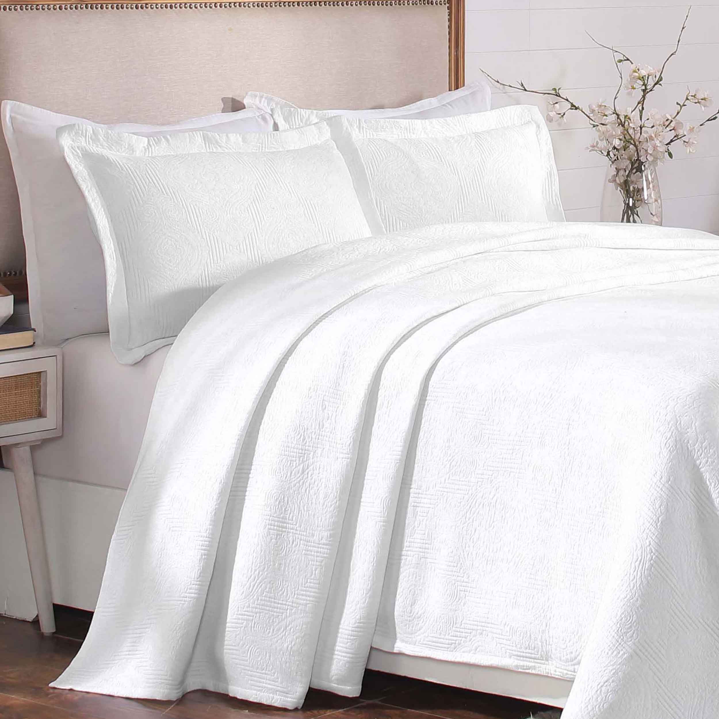 Victory Cotton Matelasse Scrolling Medallion Airy Bedspread Set - Queen Size Lightweight Quilted Coverlet for Bedroom Decor, Guest Room & Cozy Home Styling