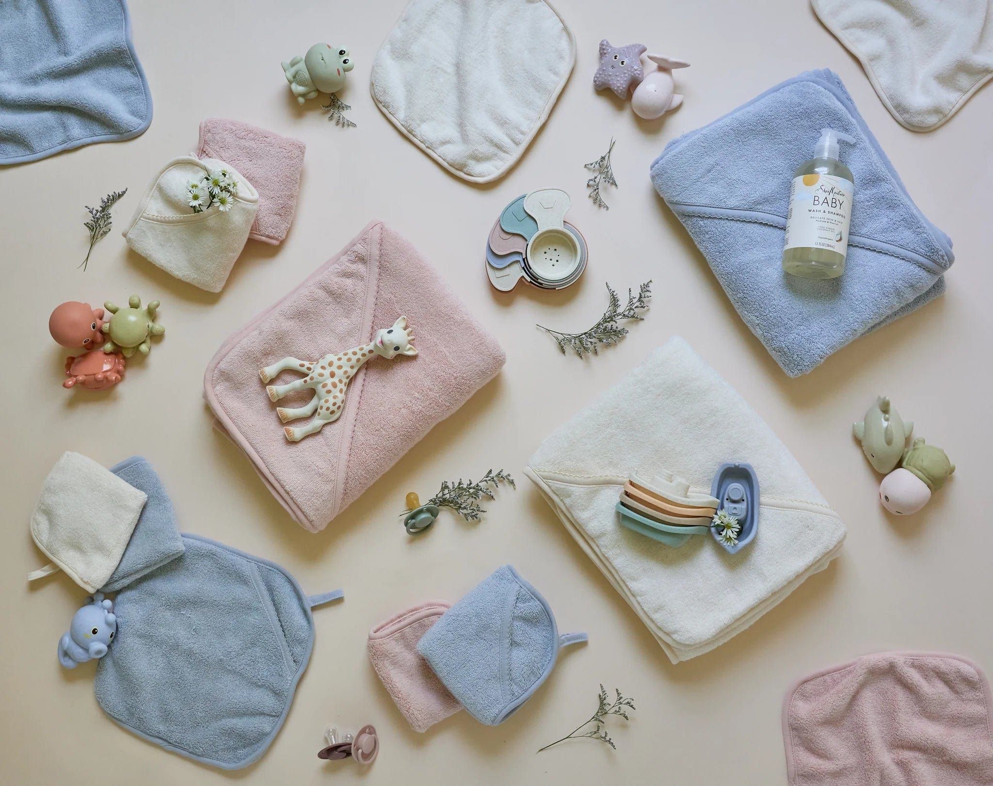Elys & Co Scalloped Hooded Baby Towel with Pocket Washcloth - Soft Absorbent Bath Towel for Newborns, Infants & Toddlers - Perfect for Bath Time, Swimming & Beach Outings