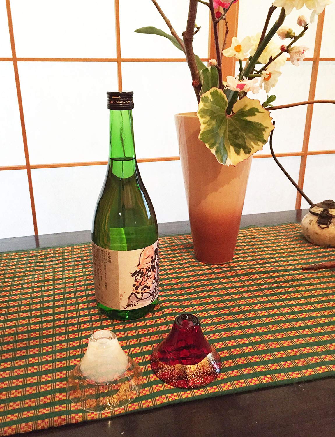 Premium Japanese Sake Glass Set - 2.4 fl oz (65 ml) Handcrafted Mt. Fuji Design Sake Cups in White & Red - Authentic Japanese Cold Sake Drinking Set - Perfect for Sake Tasting, Japanese Cuisine & Gift Giving