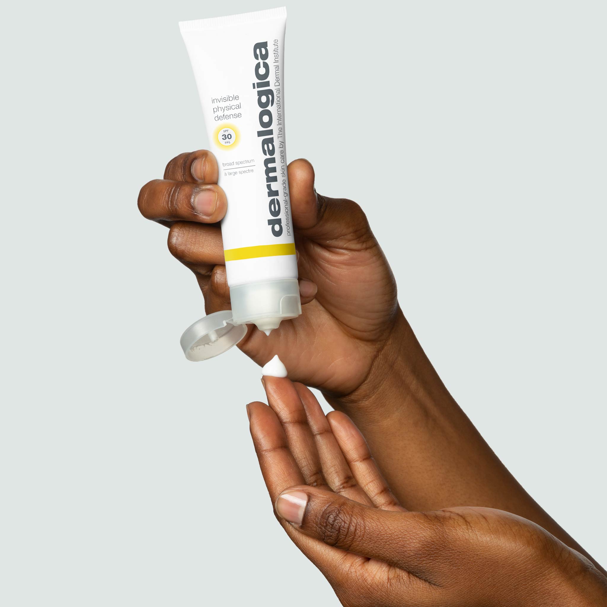 Invisible Physical Defense SPF 30 Sunscreen - Broad Spectrum Protection for Face & Body, Oil-Free & Non-Greasy Formula for Daily Use at Beach, Pool or Outdoor Activities