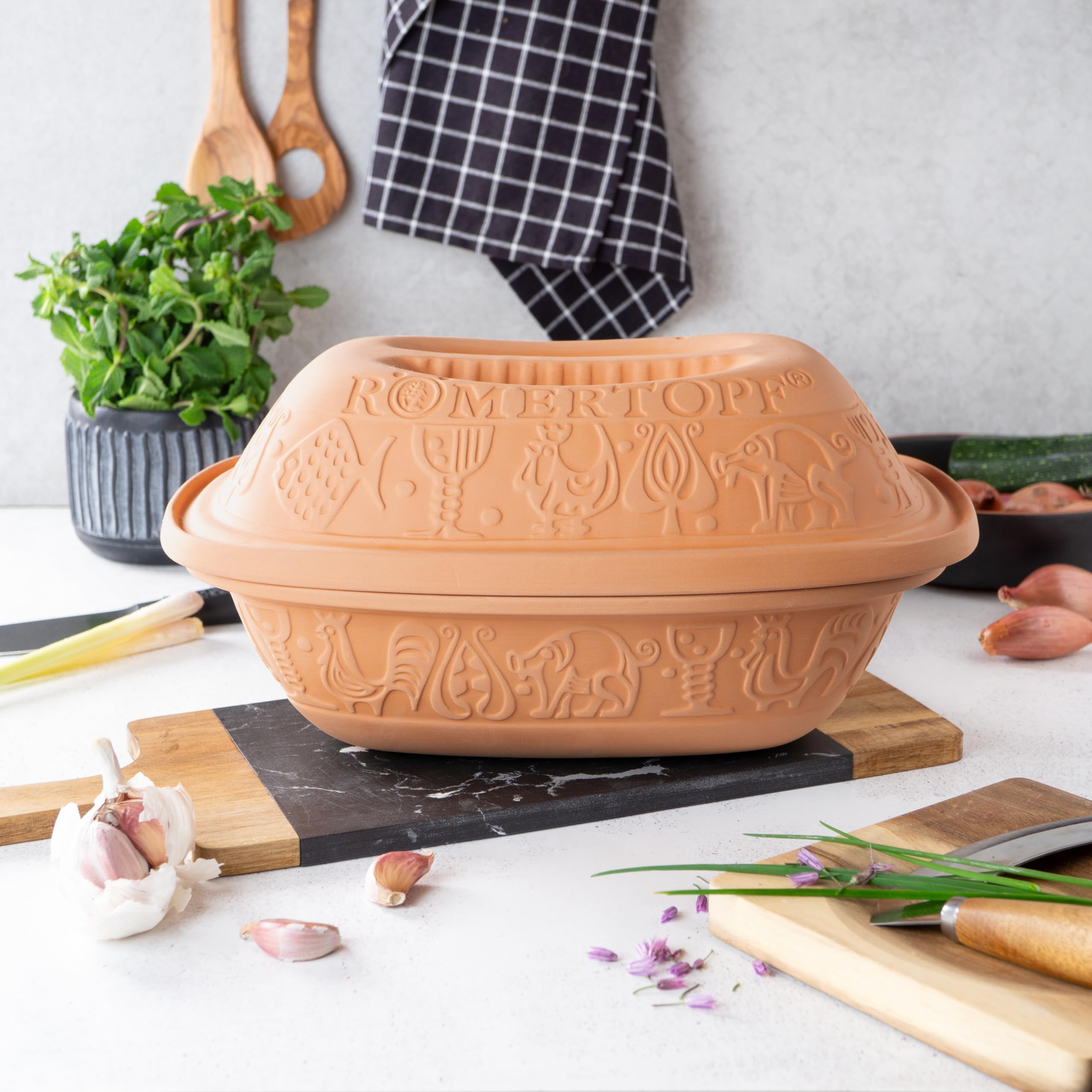 Romertopf Clay Roaster | 3.2 Quart Non-Stick Dutch Oven for Healthy Cooking | Natural Clay Baker Pot | Versatile Ceramic Cookware for Roasting, Baking & Stewing | Perfect for Family Meals, Camping & Holiday Dinners