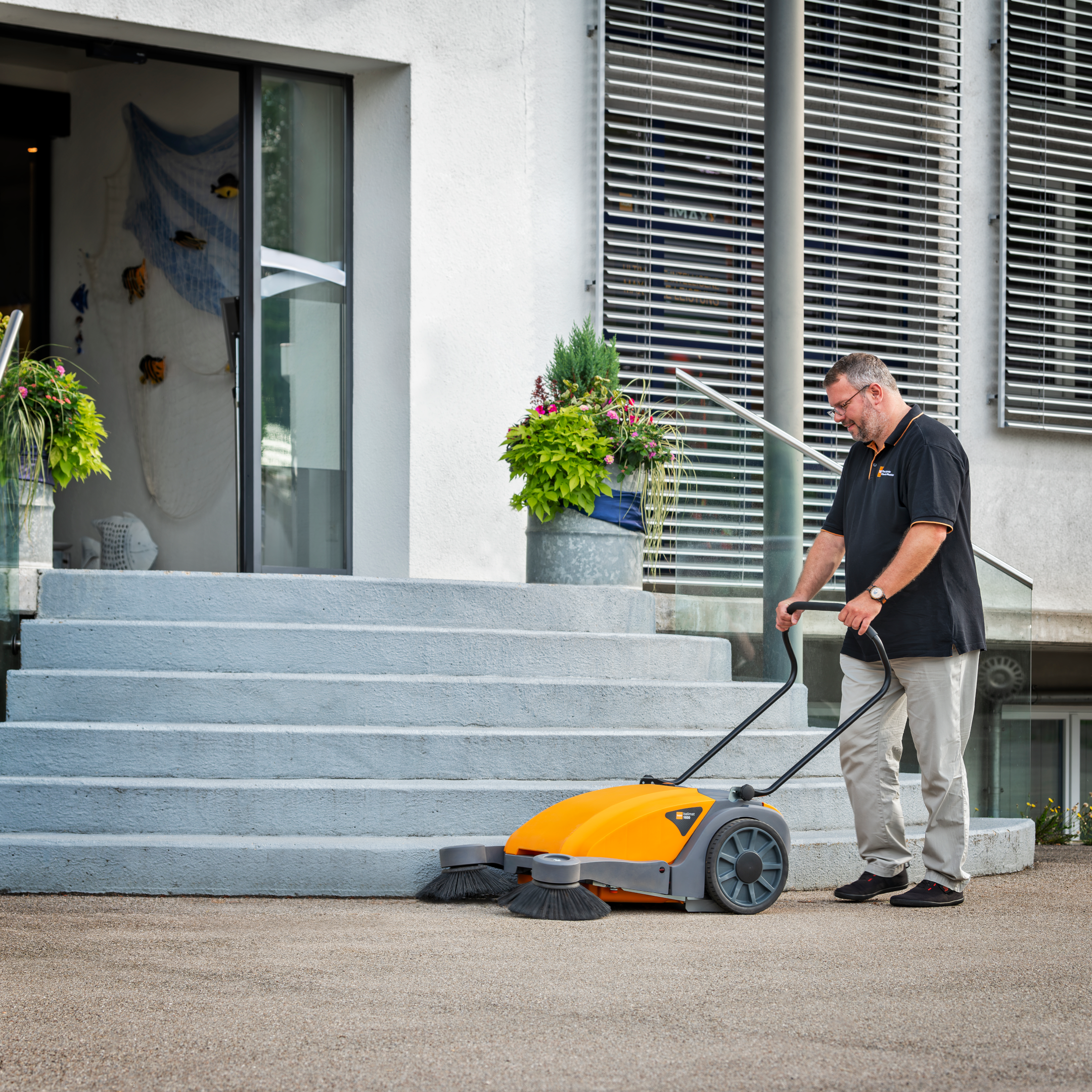 Balimat 1600 Sweeper - Heavy-Duty Commercial Floor Sweeper for Warehouses, Garages & Large Spaces - Efficient Cleaning Solution for Dust, Debris & Pet Hair
