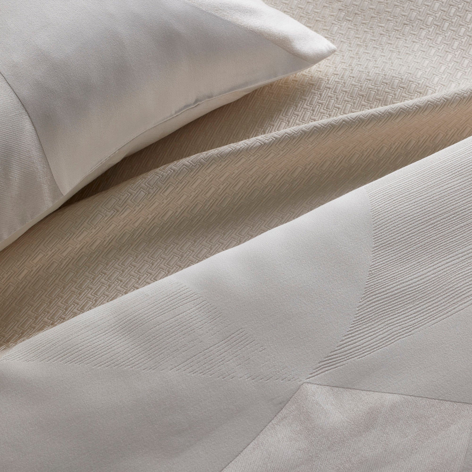 Clio Throw Blanket - Soft & Cozy Fleece Throw for Couch, Bed, and Sofa - Perfect for Lounging, Movie Nights, and Home Decor