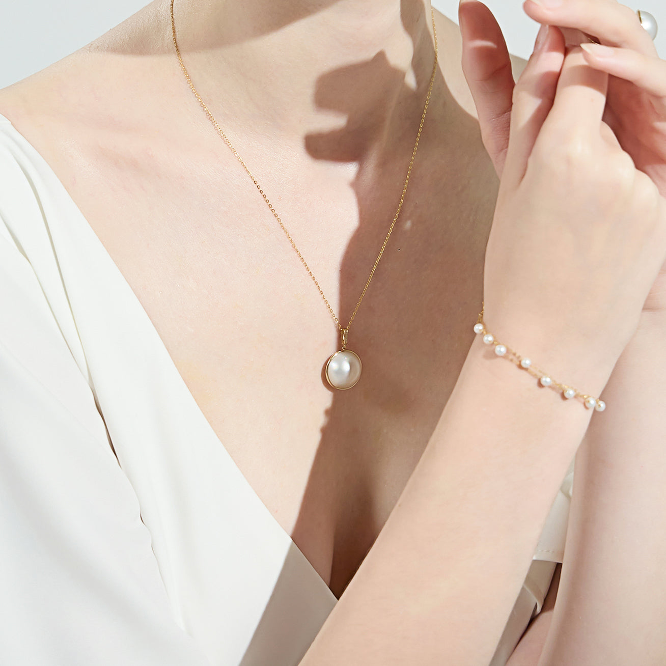 18K Gold Diamond Mabe Pearl Pendant Necklace for Women | Elegant Dome Pearl Jewelry Gift for Anniversary, Wedding & Special Occasions