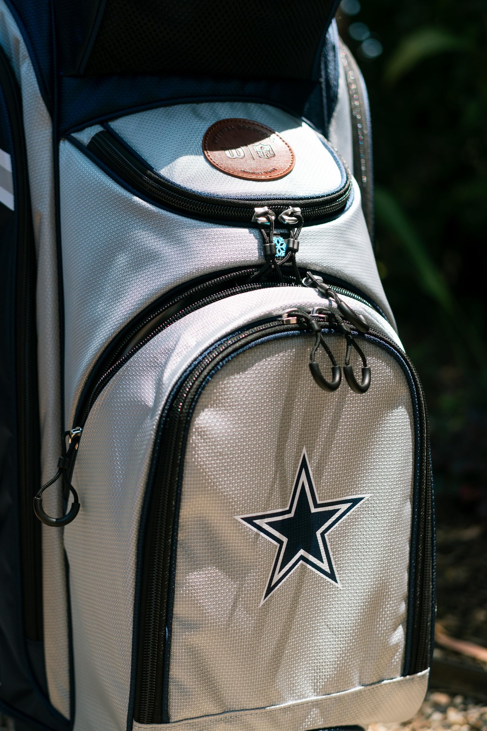 Wilson NFL Dallas Cowboys Stand Golf Bag - Durable & Lightweight for Men & Women | Perfect for Golf Courses, Driving Ranges & Outdoor Sports
