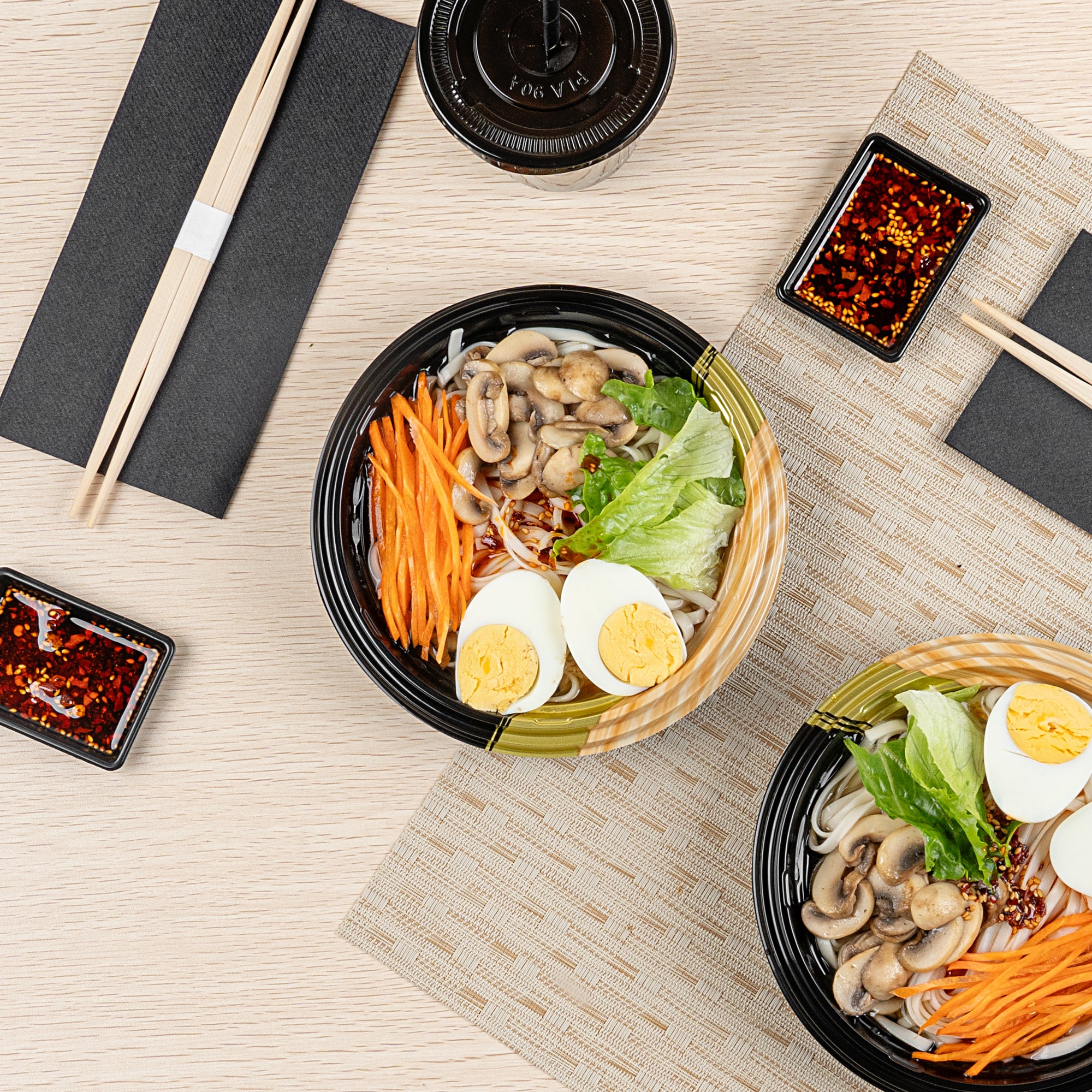 Bento Tek 14 oz Round Black & Gold Plastic Asian Style Bowls - 7x7x1.5 Inches - Pack of 400 - Perfect for Sushi, Ramen, Bento Boxes & Asian Cuisine