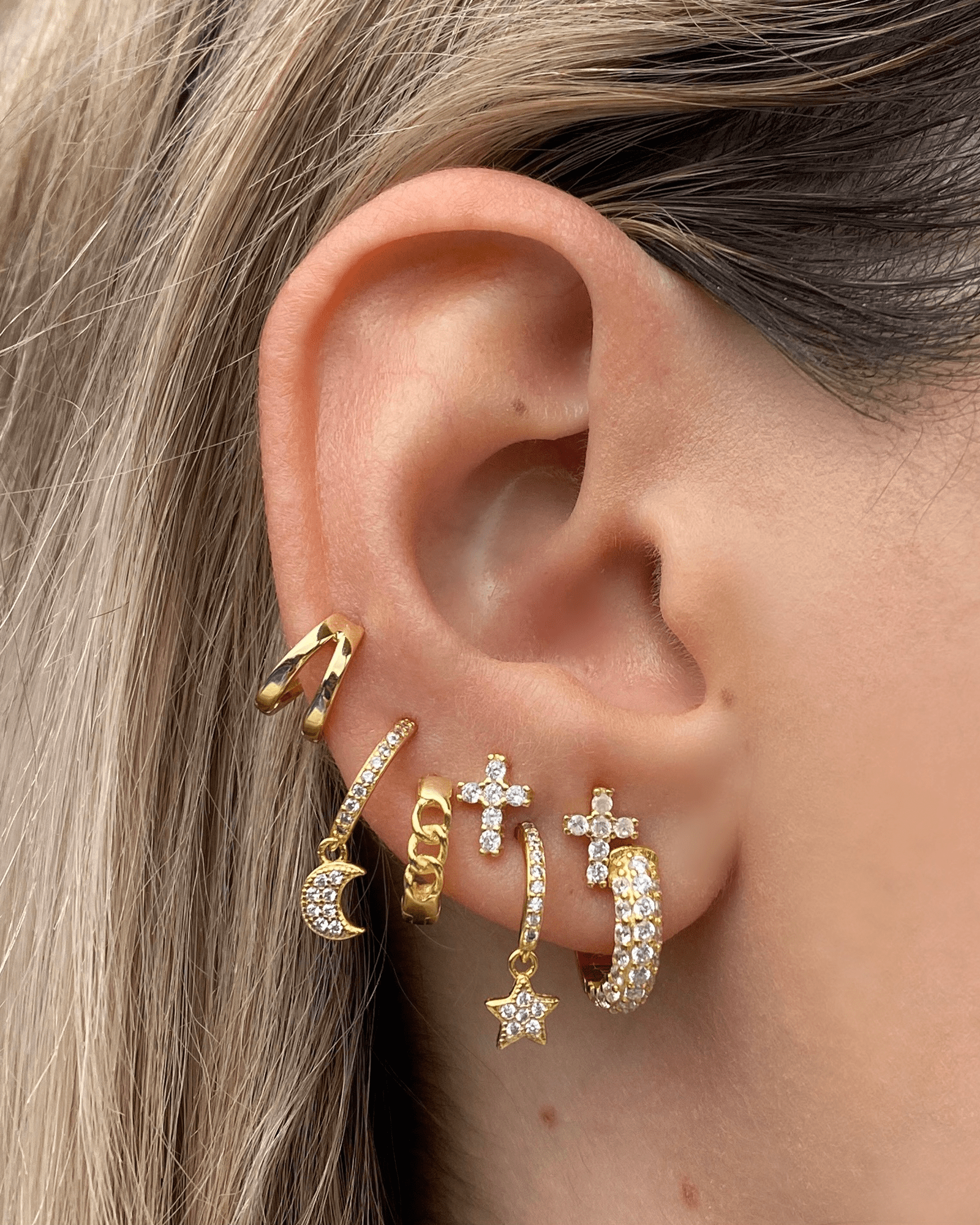 Izoa Diaz Huggie Gold Hoop Earrings for Women - 14K Gold Plated Minimalist Huggie Earrings for Everyday Wear | Perfect for Work, Date Night & Gifting