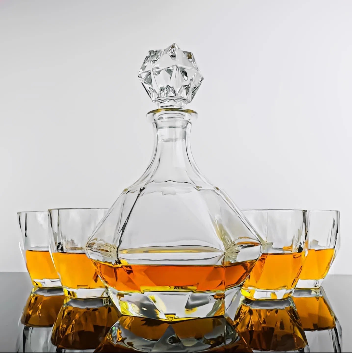 Premium Diamond-Cut Whiskey Decanter Set with 4 Crystal Glasses - 950ml Elegant Barware for Bourbon, Scotch & Whiskey Lovers - Perfect for Home Bars, Gifts & Entertaining