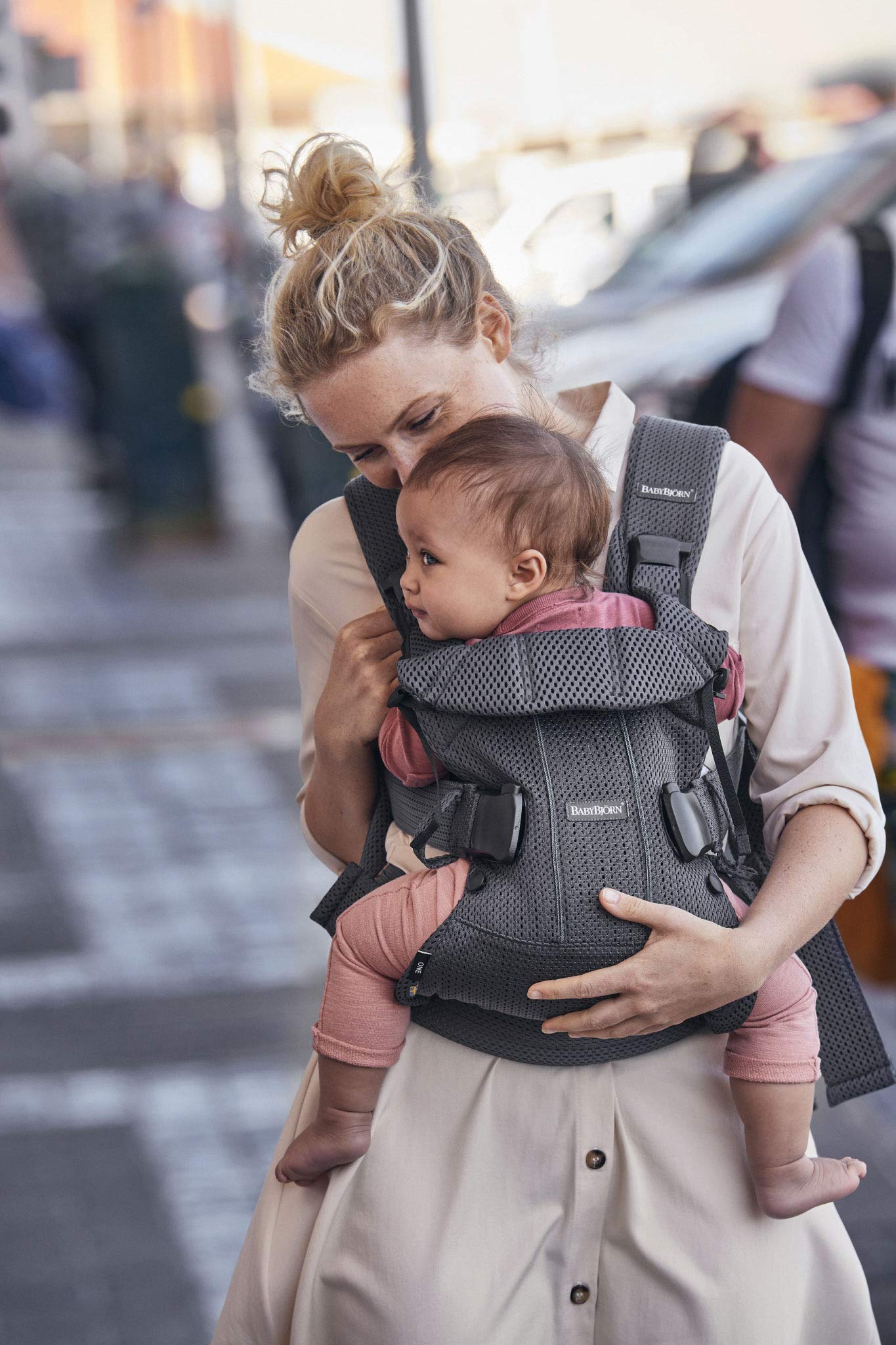 BABYBJÖRN Baby Carrier One Air - Breathable Mesh Baby Carrier in Anthracite for Newborns & Toddlers | Ergonomic Support for Hands-Free Parenting, Hiking & Travel