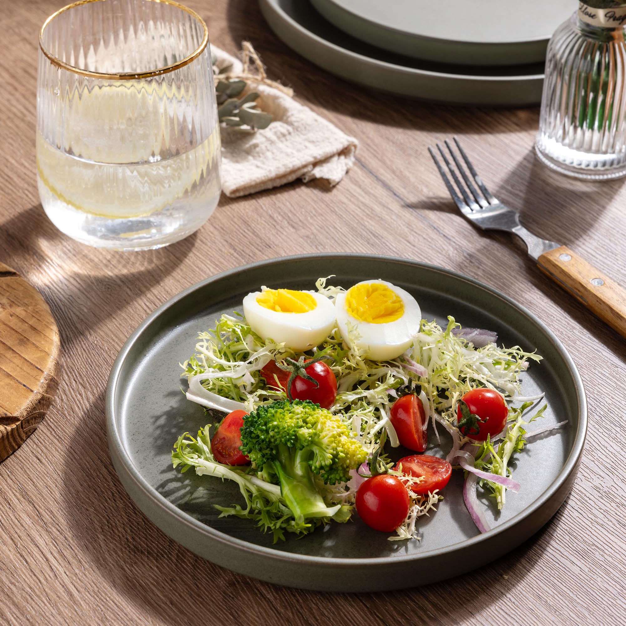 GBHOME 16-Piece Ceramic Dinnerware Set for 8 - Stoneware Plates & Bowls, Chip & Scratch Resistant, Dishwasher/Microwave/Oven Safe, Reactive Glaze Green - Perfect for Family Dinners, Restaurants & Holiday Entertaining