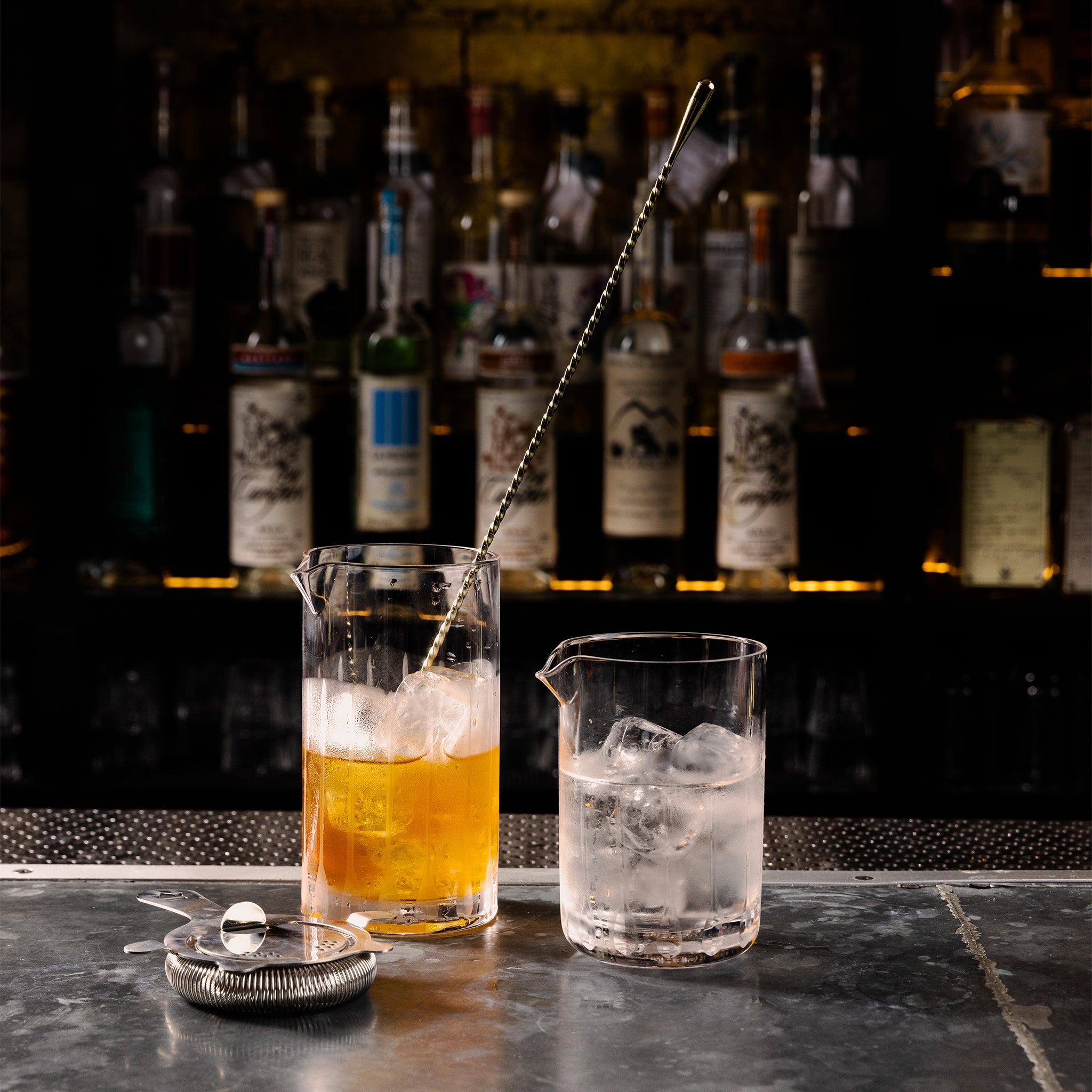 Large Seamless Paddle Mixing Glass - 675ml (23oz) with Flat Base - Perfect for Cocktail Making, Bar Mixing & Home Bartending