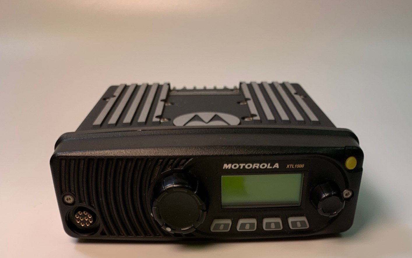 Motorola XTL1500 M28SSS9PW1AN UHF R2 450-520MHz P25 Digital Two-Way Mobile Radio for Public Safety & Emergency Communications