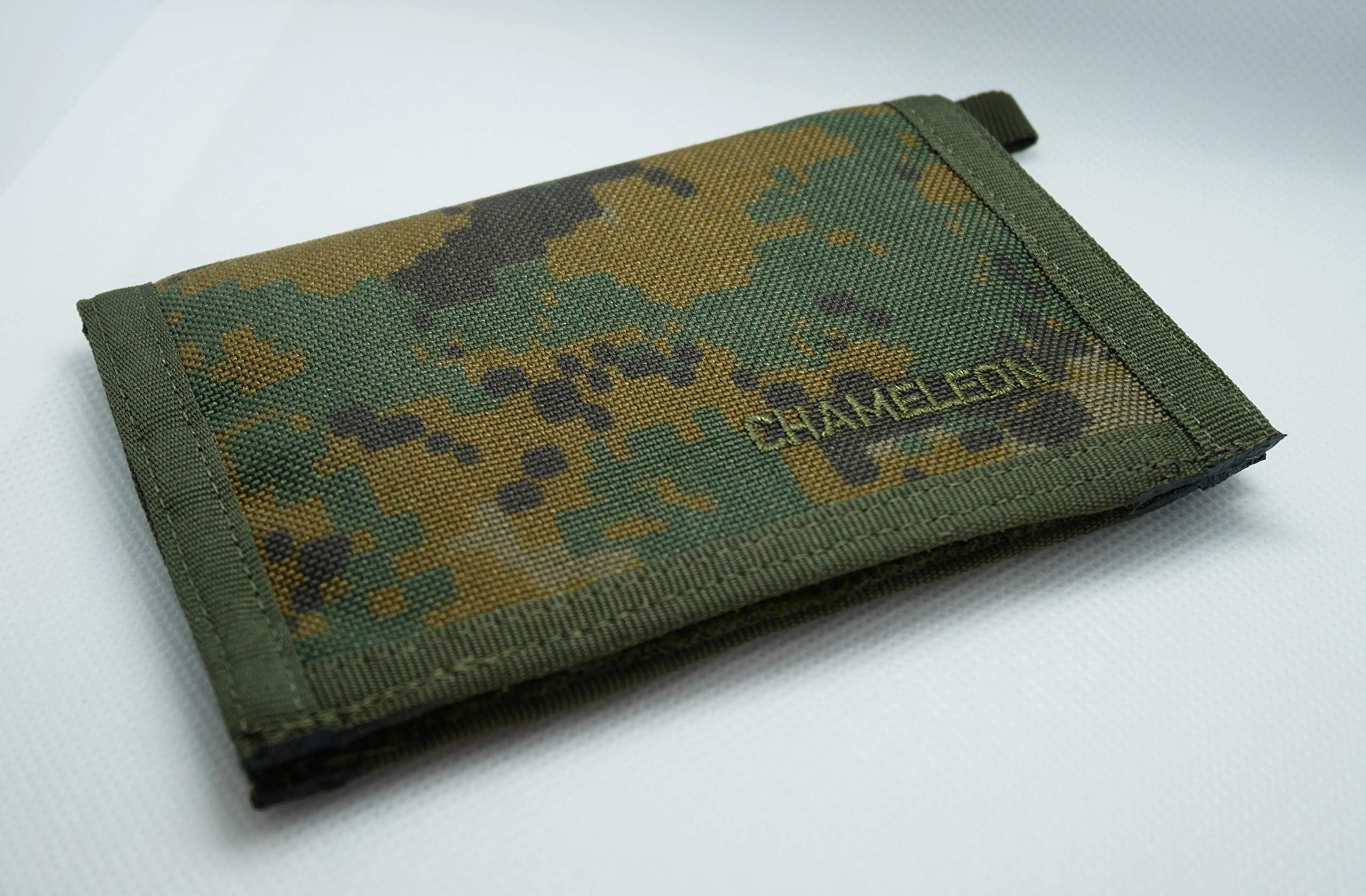 Chameleon Bifold Men's Nylon Wallet - Military Tactical Slim Front Pocket Wallet - Durable Canvas Travel Bi-Fold Wallet for Everyday Carry & Outdoor Adventures