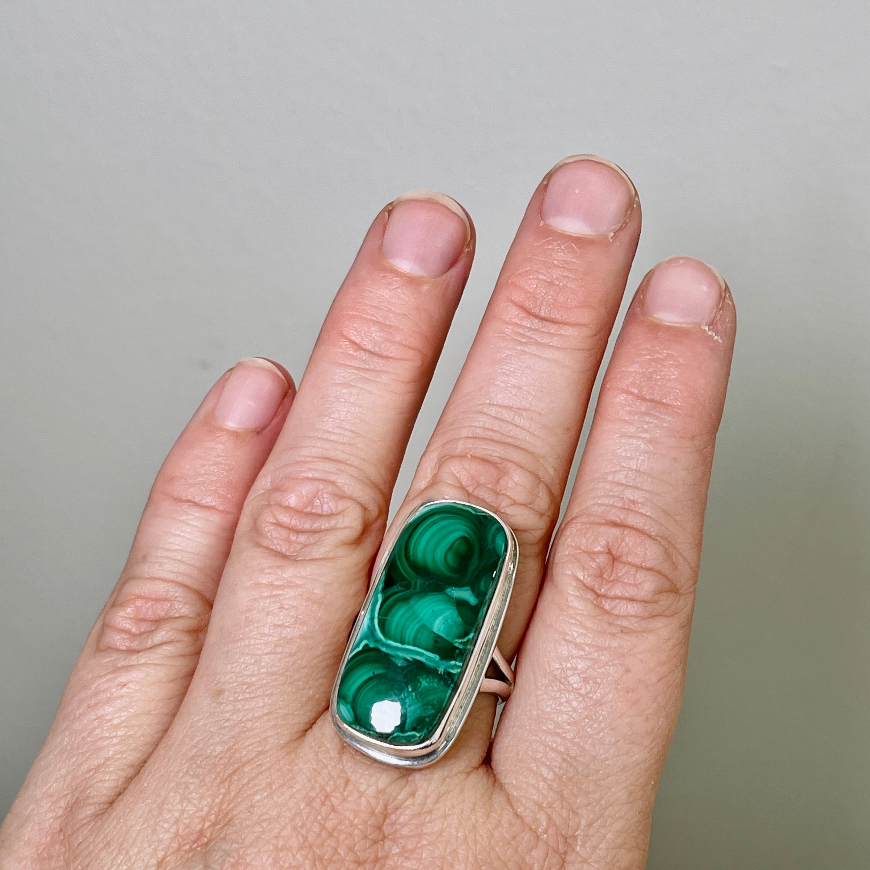 Malachite Oval Cabochon Ring for Women - Sterling Silver Split Band Size 8 - KRGJ1702 - Perfect for Everyday Wear, Gift Giving & Boho Jewelry Lovers