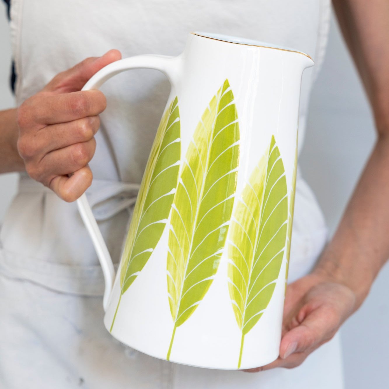 Premium Glass Pitcher with Feather Design - Large 64oz Capacity for Iced Tea, Lemonade & Cold Brew - Perfect for Parties, Picnics & Home Entertaining