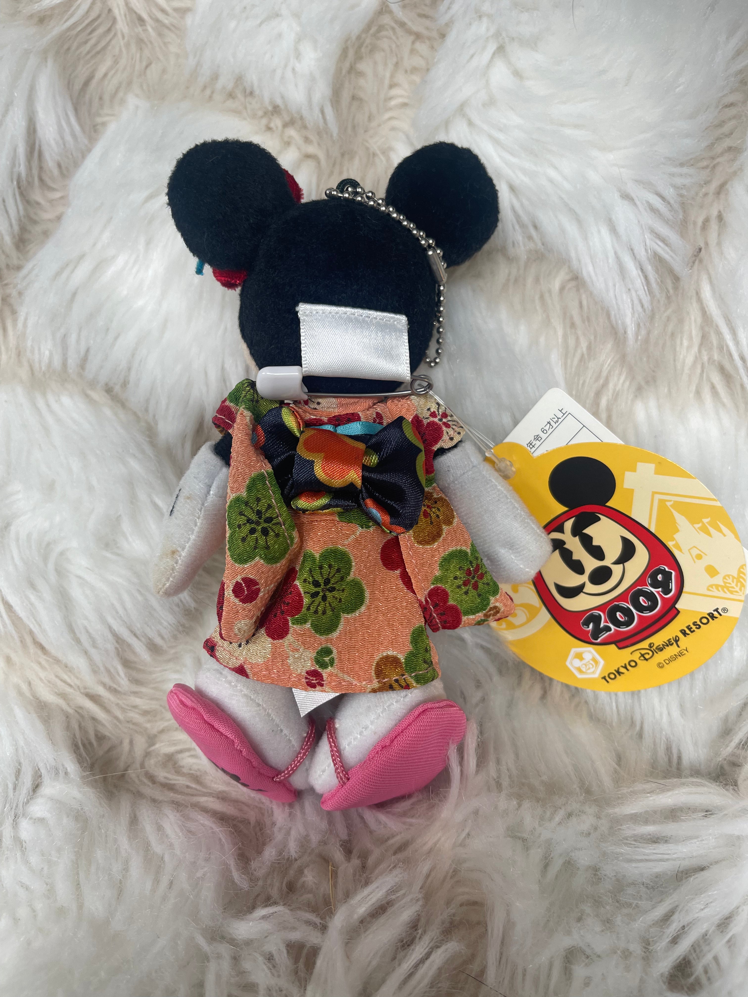 Tokyo Disney 2009 New Year Minnie Mouse Kimono Plush Keychain Badge - Cute Collectible for Disney Fans, Gifts, and Bag Accessories