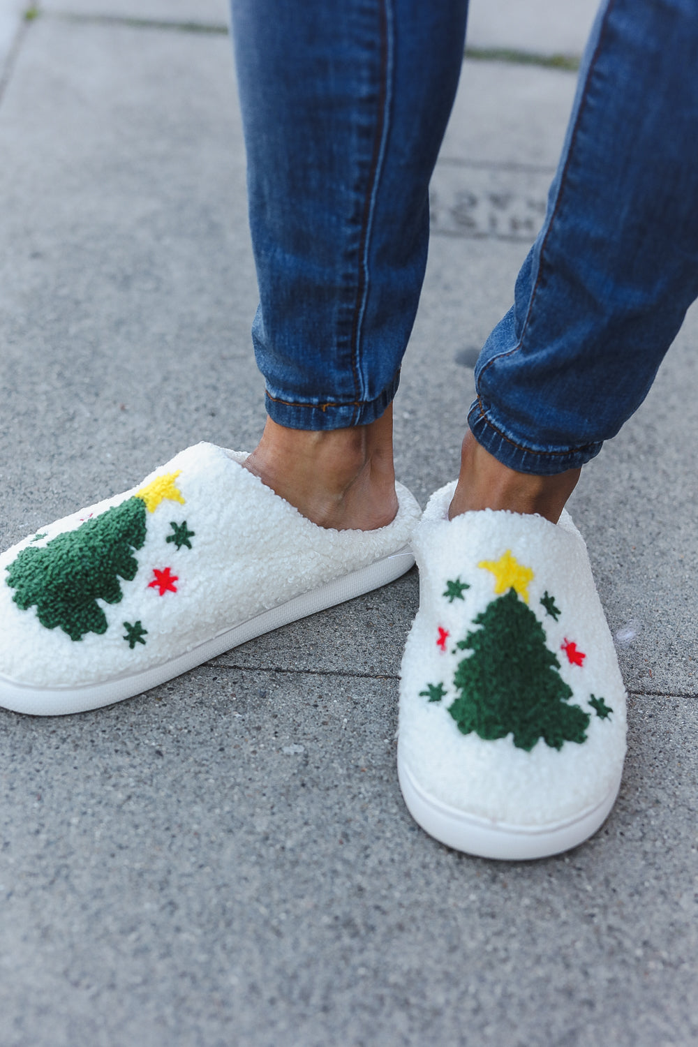 Cozy Christmas Tree Print Fleece Slippers for Women - Warm Holiday House Shoes with Non-Slip Sole - Perfect for Winter Indoor Comfort & Gift Giving