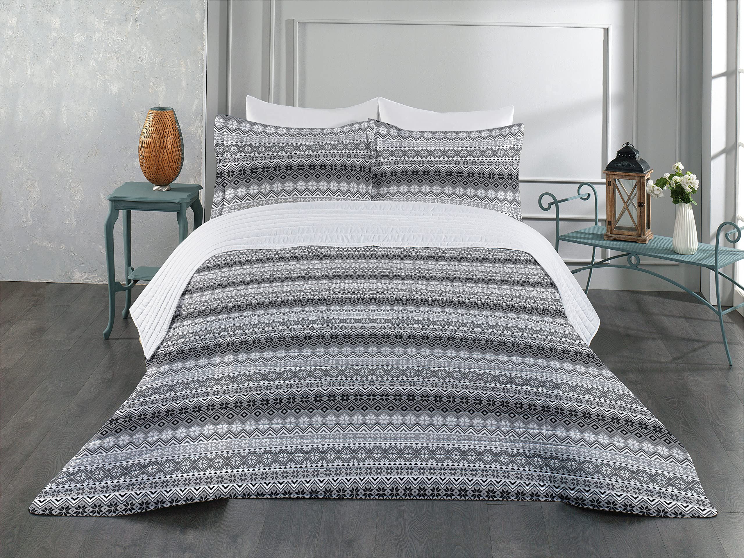 Ambesonne Nordic Microfiber Bedspread Set - Knitting Theme Chevron Pixel Art Scandinavian Design, Soft Queen Size Bedding with Pillow Shams & Comforter in Grey White Black | Perfect for Cozy Bedrooms, Guest Rooms & Modern Home Decor