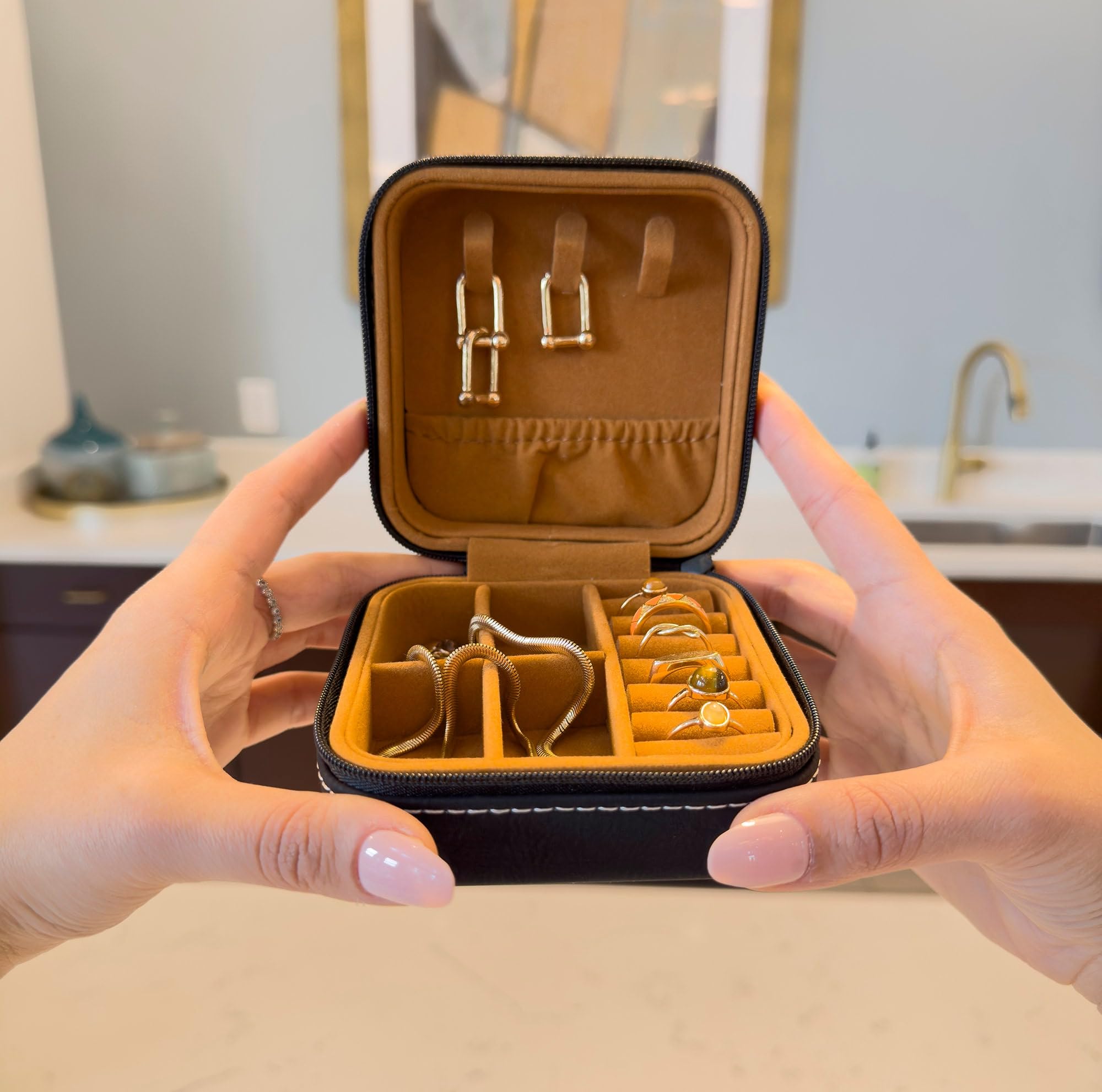Birth Month Flower Jewelry Travel Box - Personalized Vegan Leather Jewelry Case | Custom Jewelry Organizer for Travel | Valentine's Day Gift for Her - Perfect for Gifting, Travel Storage & Jewelry Protection
