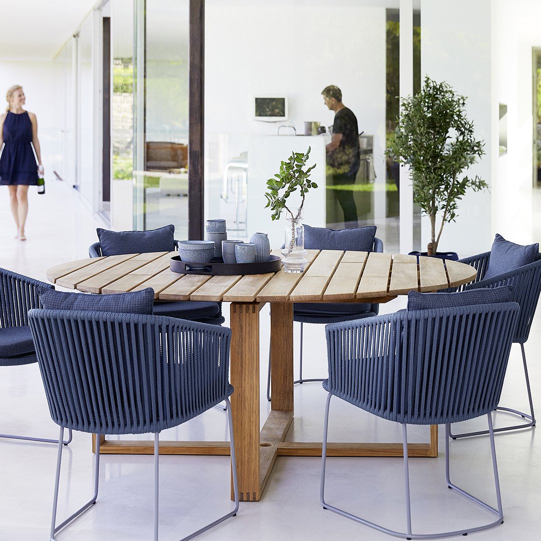 Premium Round Outdoor Dining Table - Weather-Resistant & Durable Patio Furniture for Garden, Backyard, Poolside & BBQ Gatherings