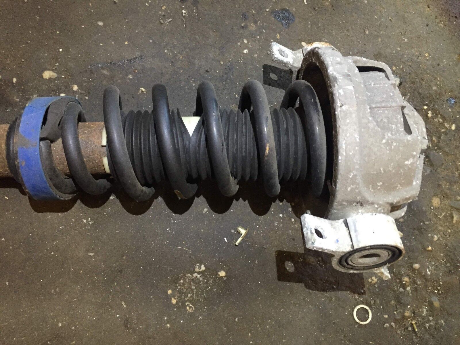 04 05 06 Porsche Cayenne 955 3.2L Rear Right Passenger Side Shock Strut Absorber OEM Replacement - Perfect for Smooth Rides & Off-Road Adventures