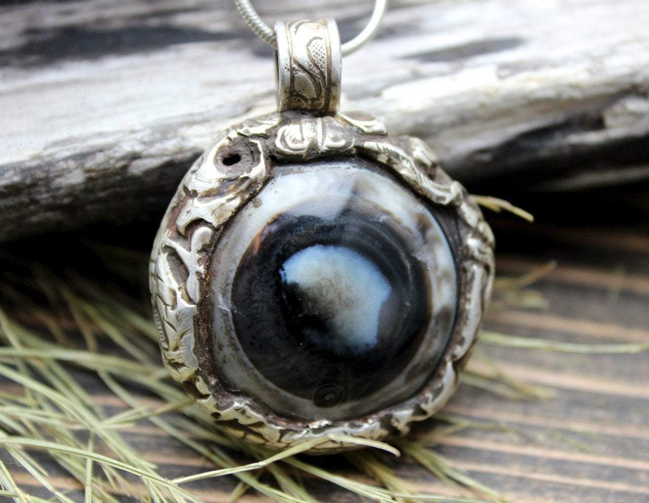Natural Agate Gemstone Pendant Necklace for Women - Healing Crystal Jewelry Gift for Meditation, Yoga & Spiritual Energy