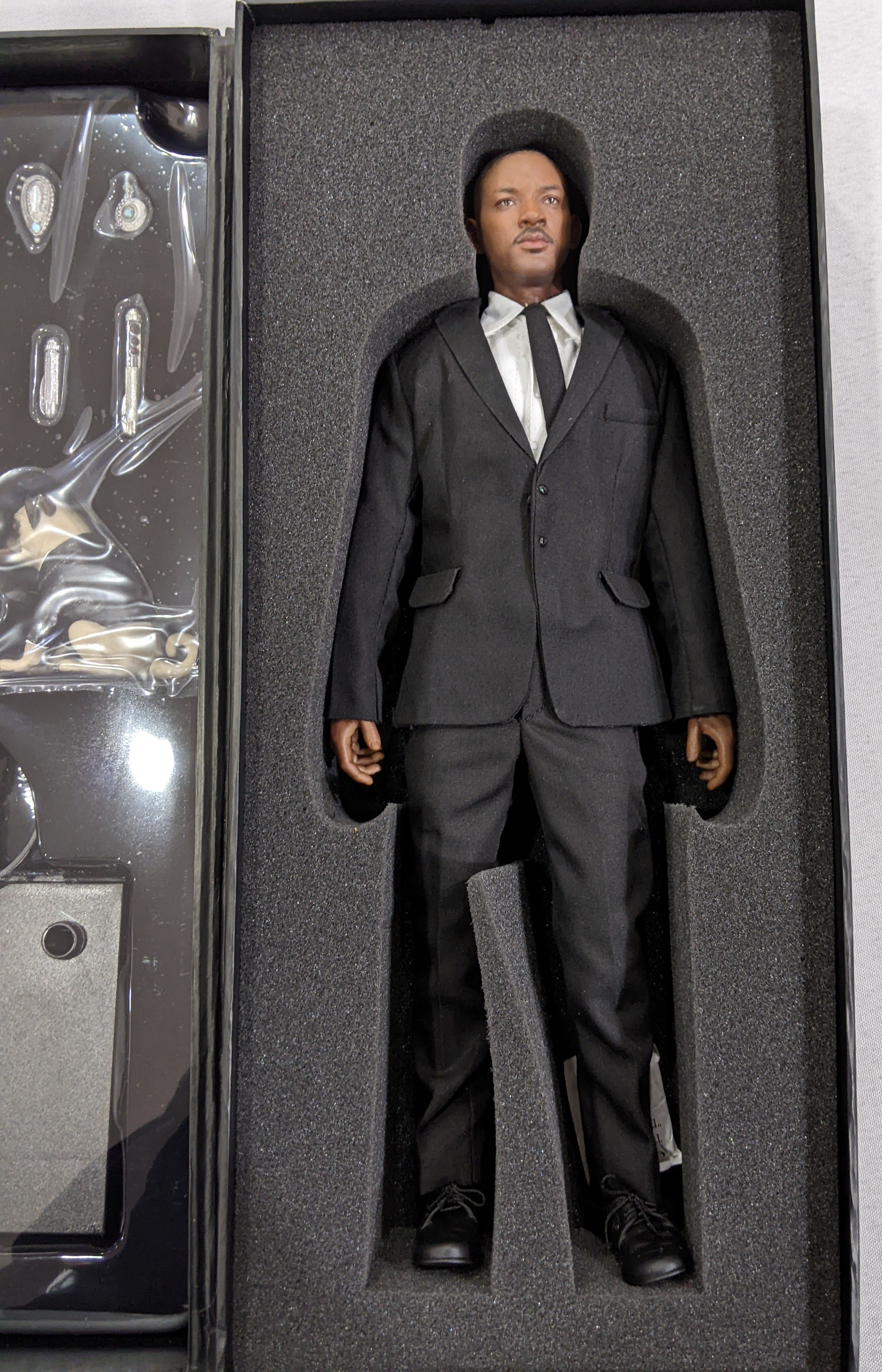 Enterbay Real Masterpiece 1/6 Scale Men In Black 3 Agent J Action Figure Collectible - Perfect for Movie Fans & Collectors - Display in Home Office or Man Cave