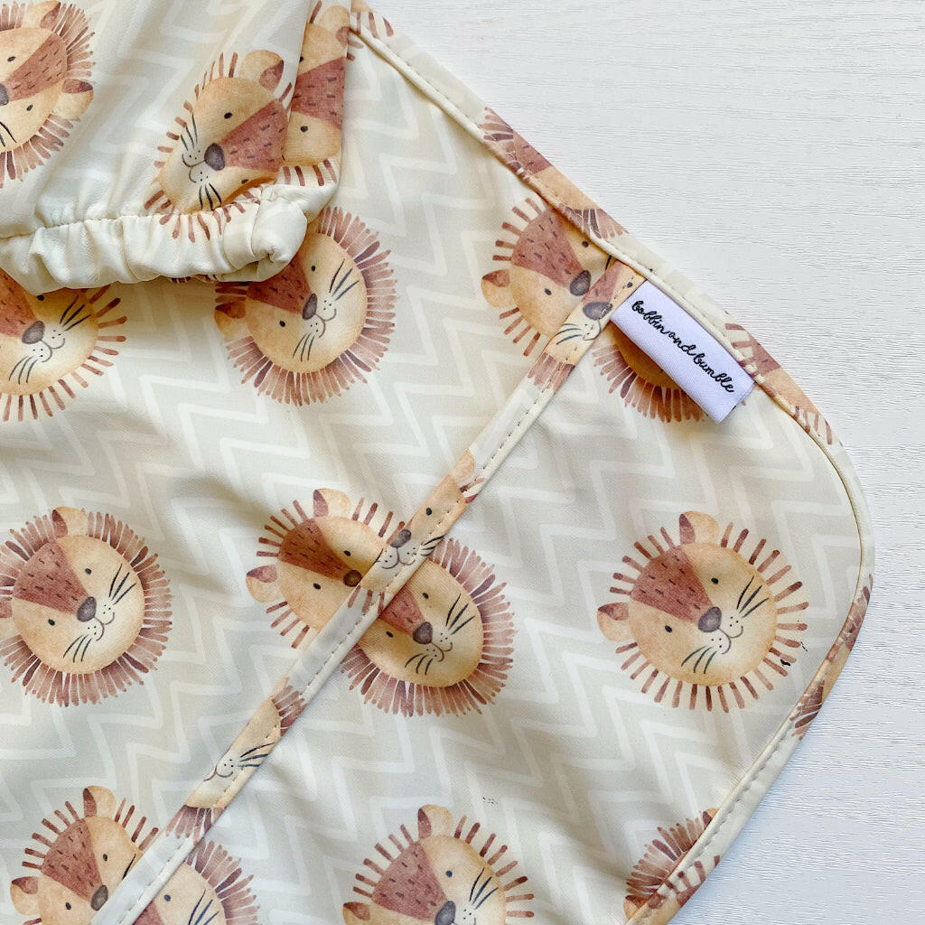 Long Sleeved Baby Bib with Cute Lion Design - Waterproof & Adjustable for Messy Mealtime - Perfect for Infants & Toddlers (0-24 Months) - Ideal for Feeding, Weaning & Playtime