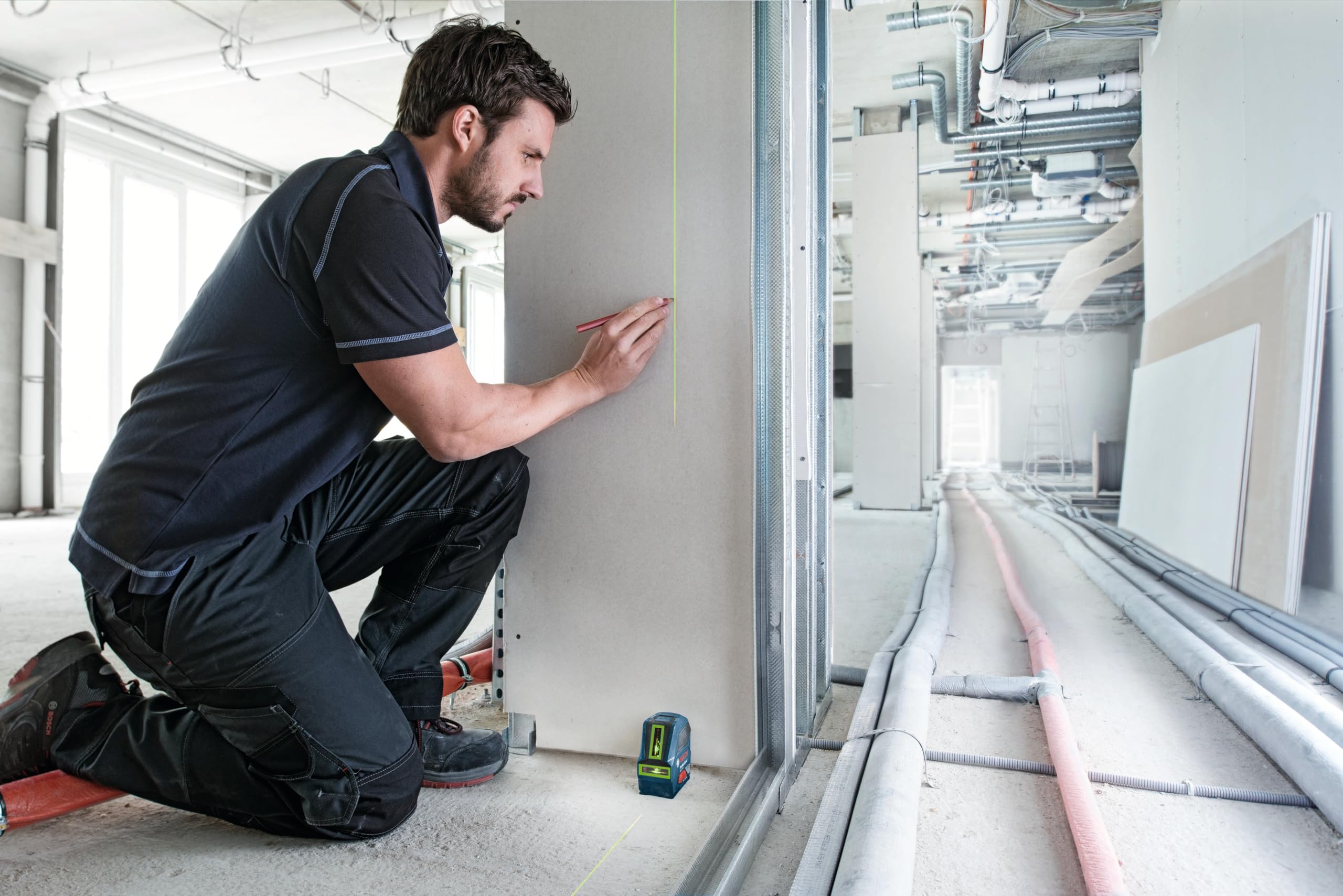 BOSCH GLL 100 GX 100 Ft Green-Beam Self-Leveling Cross-Line Laser Level Kit with 3 AA Batteries, Positioning Device & Laser Target Plate - Perfect for Construction, Renovation, and DIY Projects