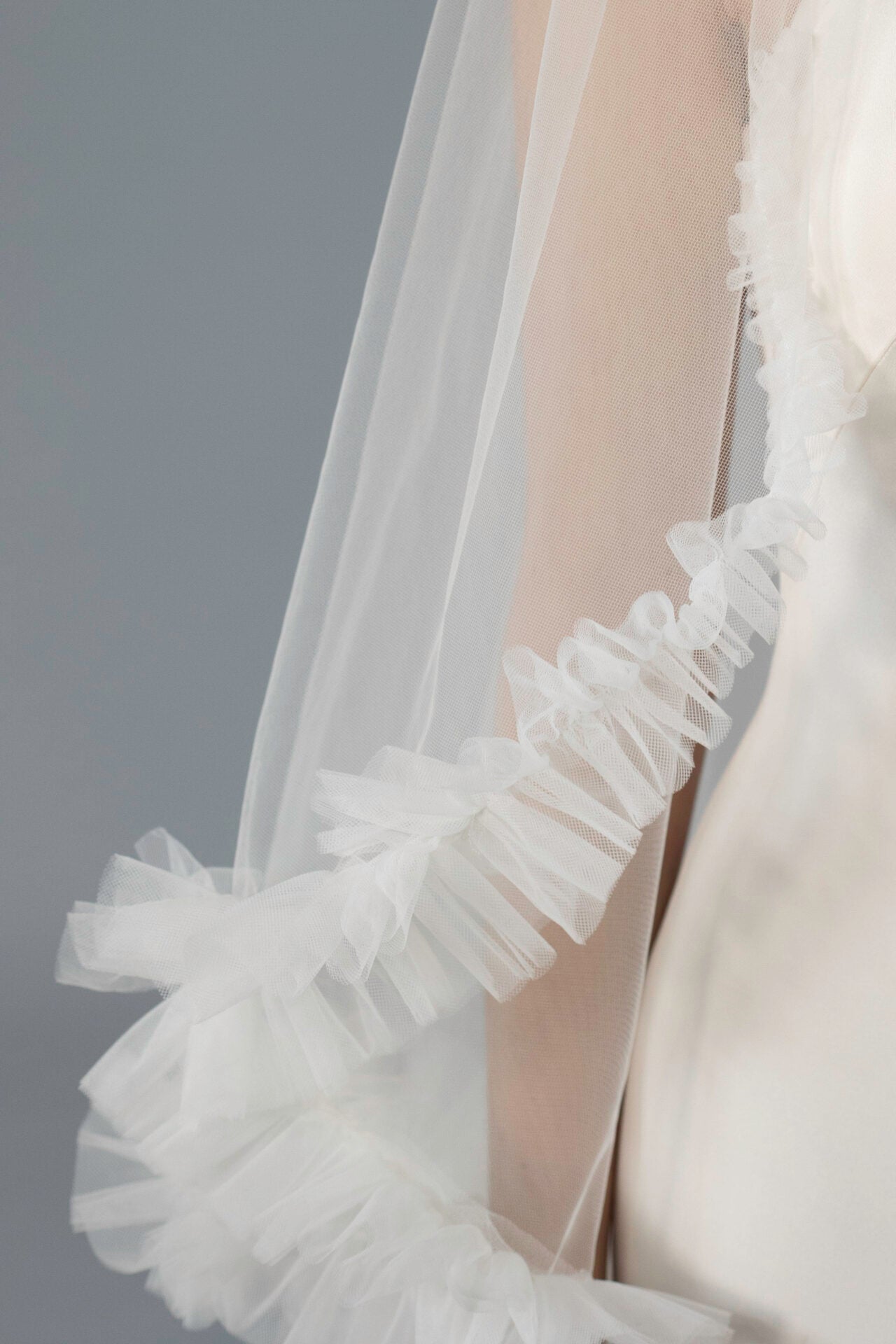 Saoirse Ivory Fingertip Veil - Elegant Bridal Wedding Veil with Lace Trim for Church Ceremony & Photography