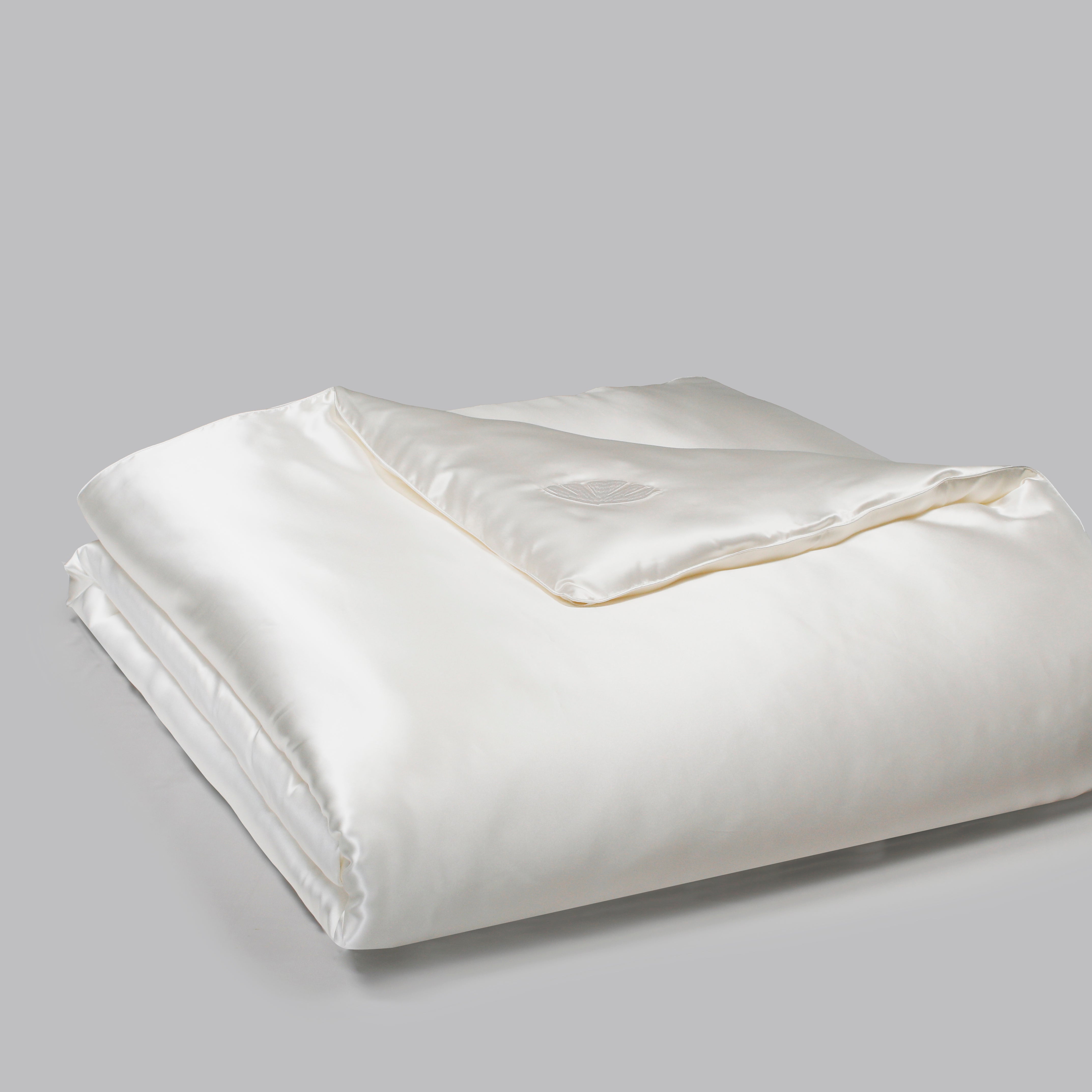 Luxury 100% Mulberry Silk Comforter with Silk Shell - Queen Size - Hypoallergenic & Temperature Regulating - Perfect for All Seasons - by La Seta | Ideal for Bedroom, Guest Room & Hotel Use