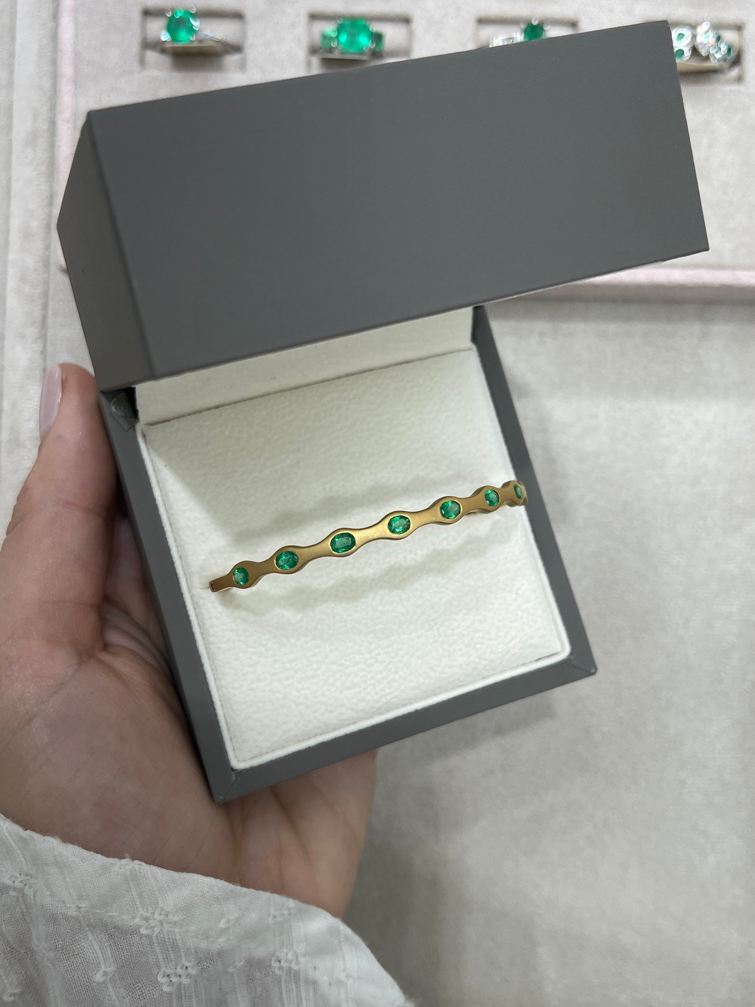 1.80tcw Oval Emerald Wavy/Scalloped 14K Gold Bangle Bracelet - Elegant Jewelry for Women, Perfect for Weddings, Parties & Special Occasions