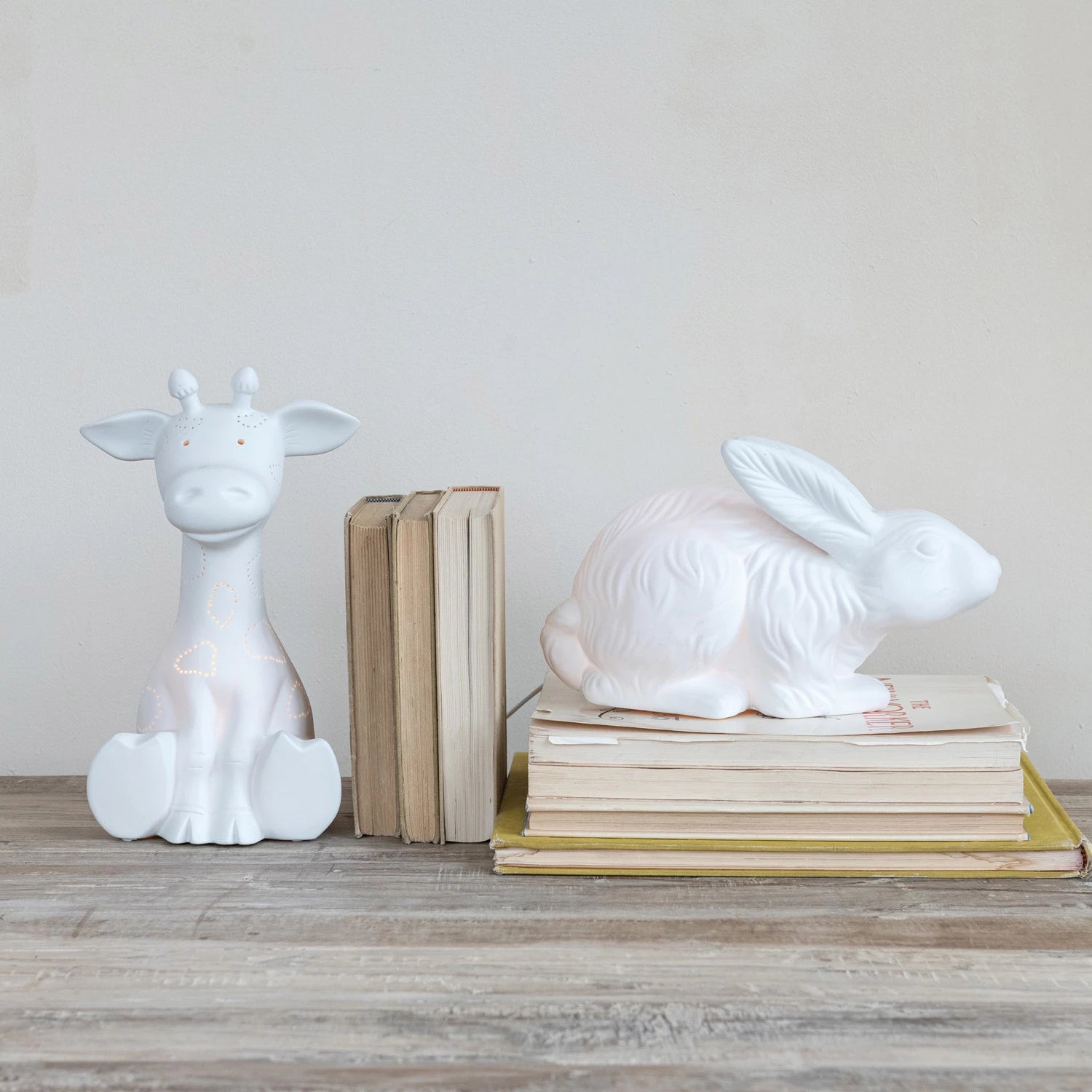 Giraffe Shaped Night Light - Cute Animal Desk Lamp for Kids Room, Nursery Decor & Bedtime Reading - Perfect Gift for Boys and Girls