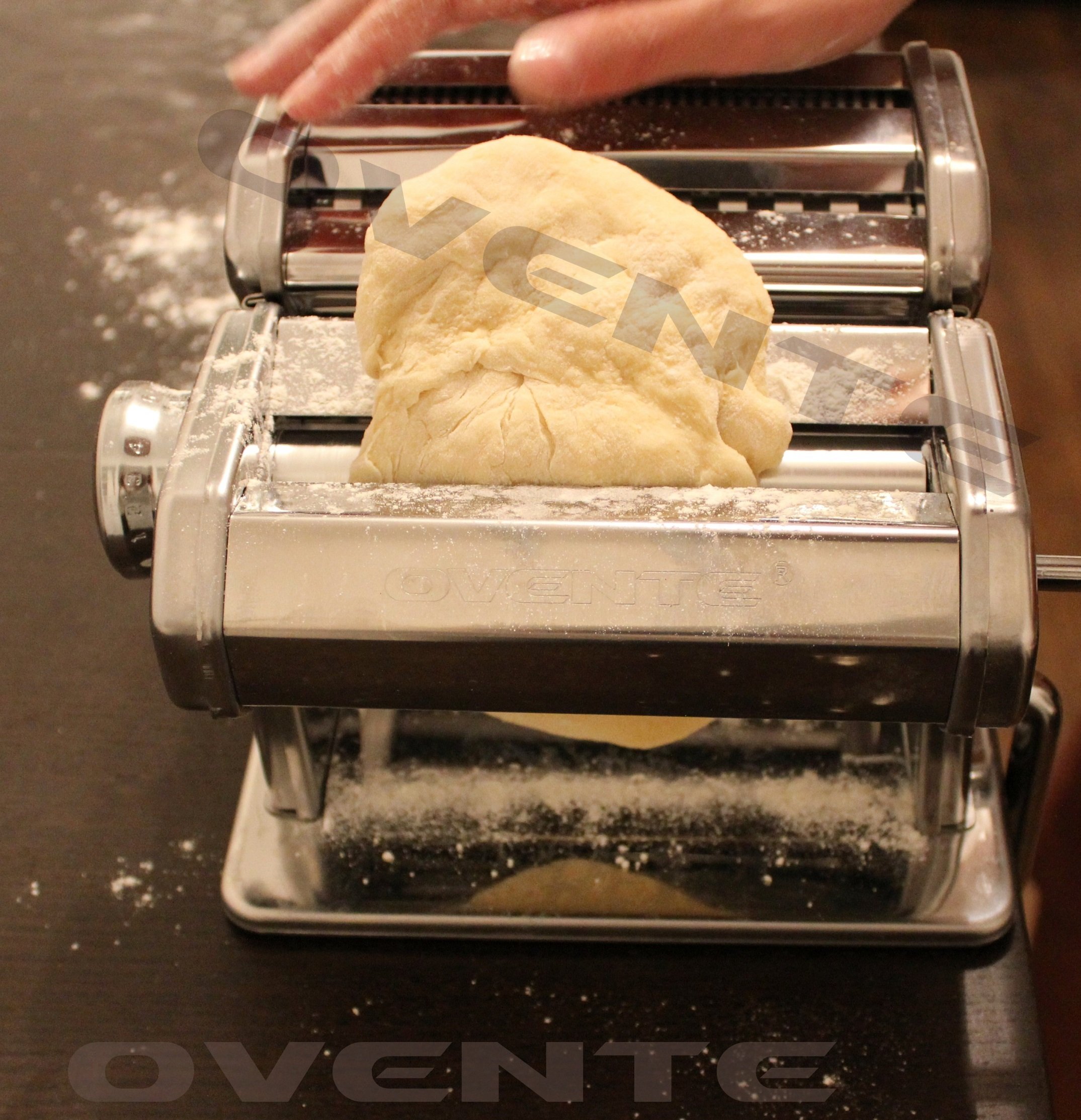 OVENTE Stainless Steel Manual Pasta Maker Machine - 7 Adjustable Thickness Settings for Homemade Spaghetti, Fettuccine, Lasagna & Dumpling Wrappers | Perfect for Italian Cuisine, Asian Dumplings & Family Cooking Activities (Silver, Model PA515S)