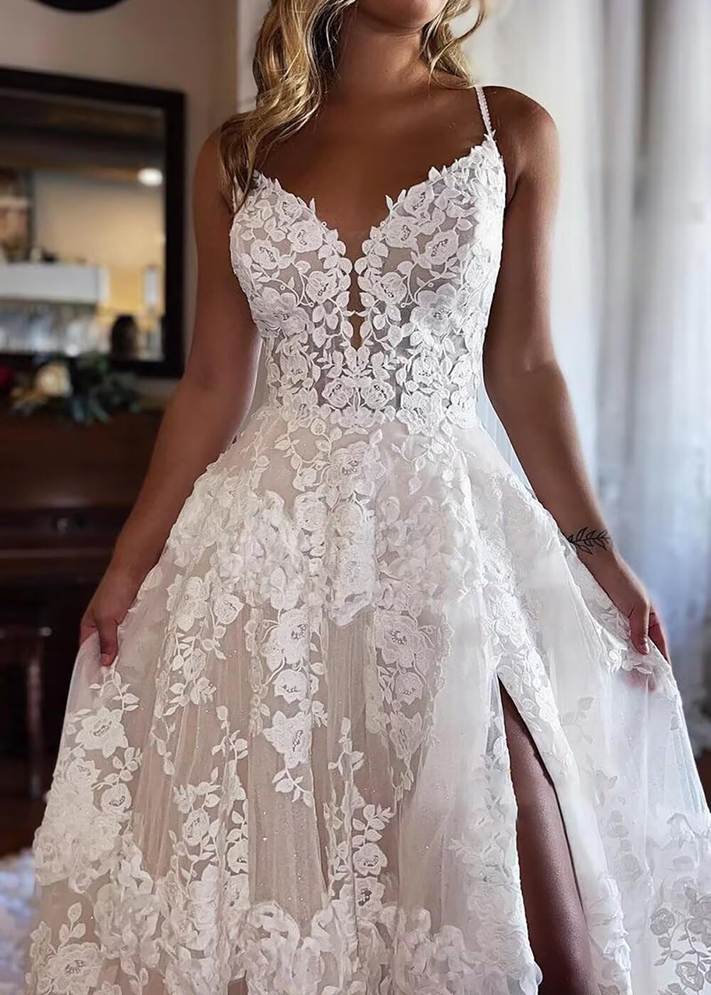 2024 Women's Lace Applique Tulle Beach Wedding Dress with Spaghetti Straps & Slit – Elegant Bridal Gown for Beach Ceremony, Destination Weddings & Romantic Photoshoots