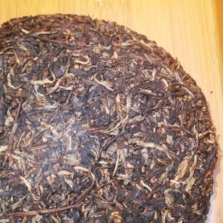 Premium Yiwu Sheng Pu'erh Tea Cake 200g - Ancient Tree Raw Pu-erh Tea, Millennium Edition, Tea King of Yiwu    Perfect for Tea Enthusiasts, Gifts, and Traditional Chinese Tea Ceremonies