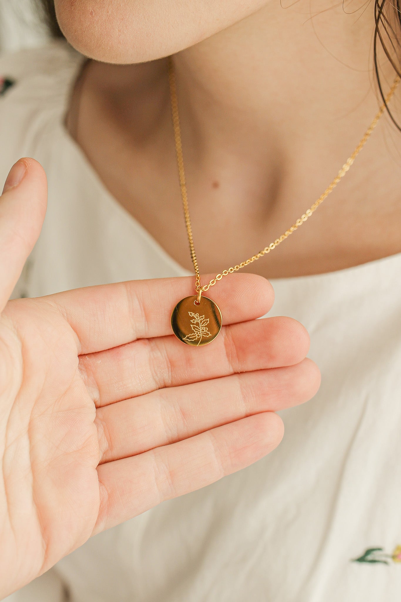 Gold Birth Flower Necklace - Personalized Floral Jewelry Gift for Women - Perfect for Birthdays, Anniversaries & Mother's Day