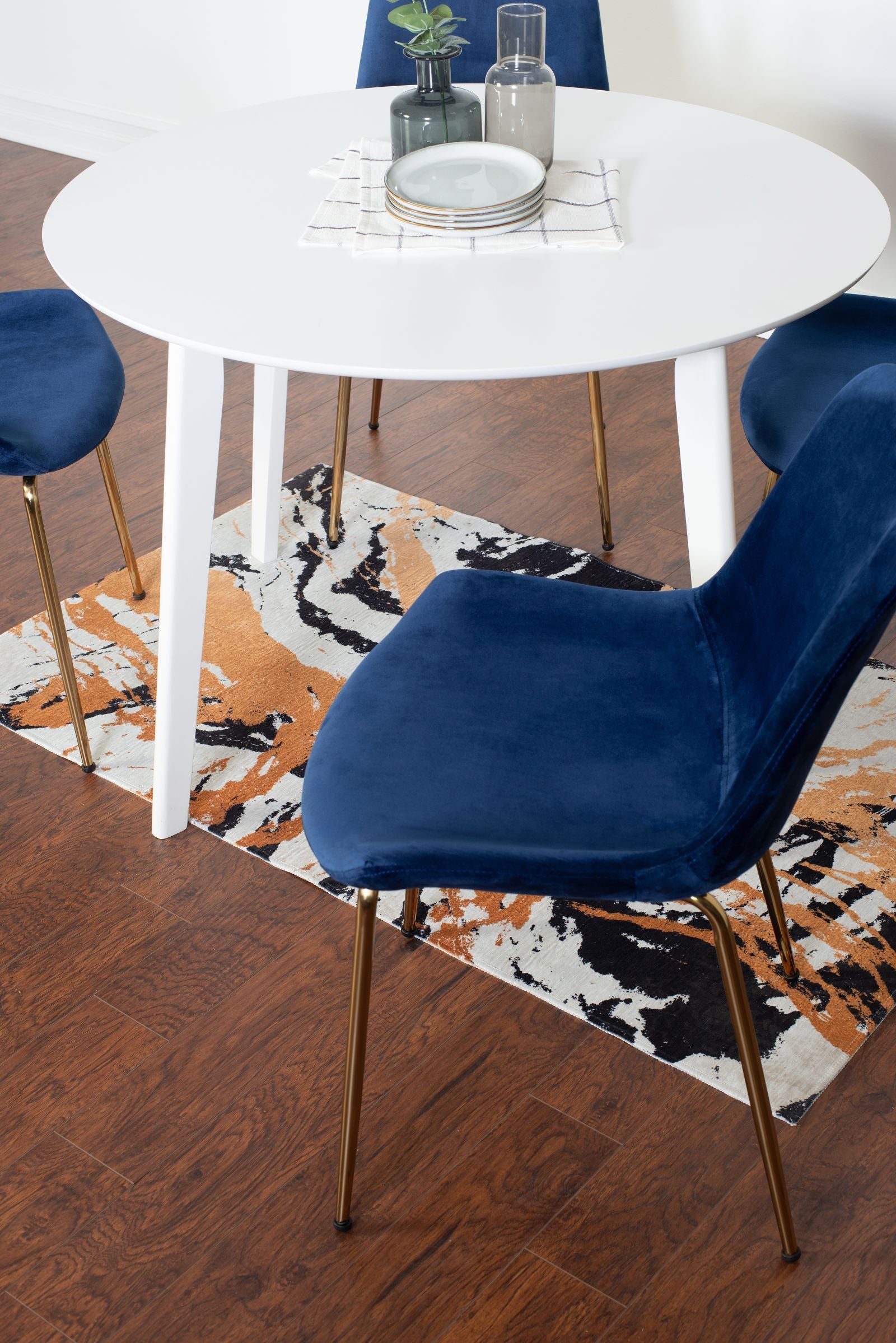 Roundhill Furniture Aufurr Contemporary 5-Piece White Round Dining Table Set with 4 Chairs - Perfect for Small Spaces, Breakfast Nooks & Modern Kitchens